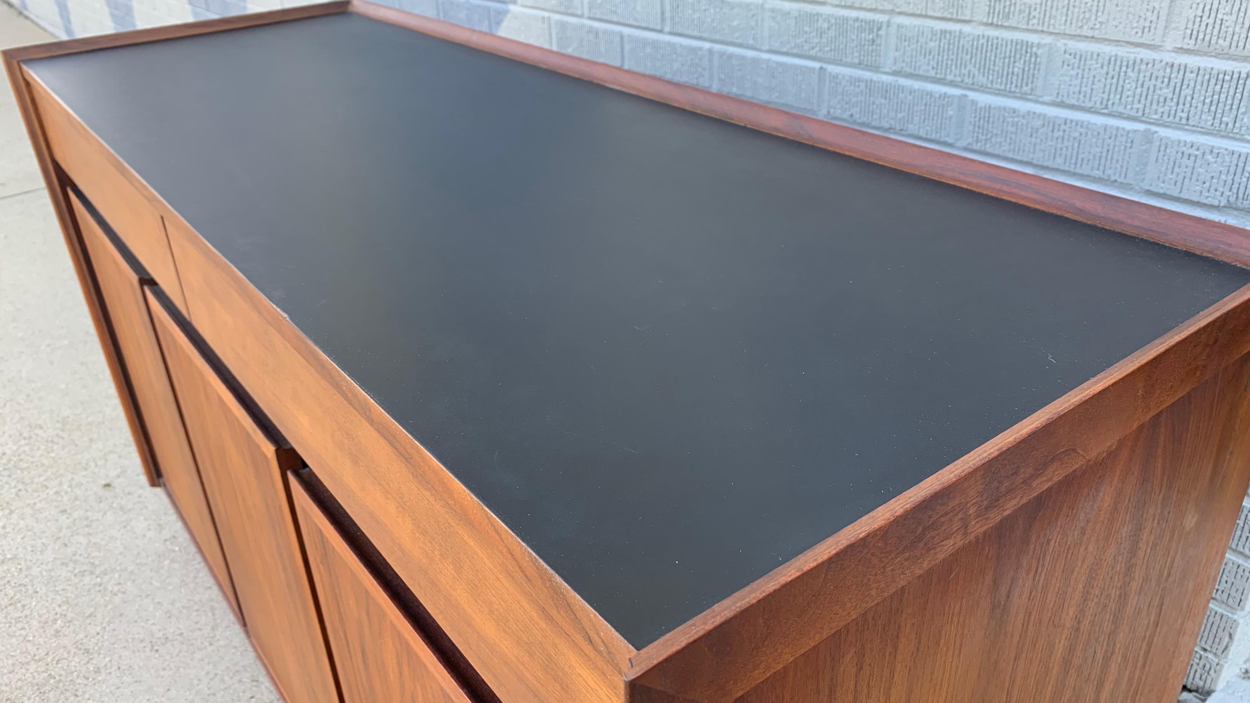Credenza Dillingham moderna di metà secolo in vendita 4