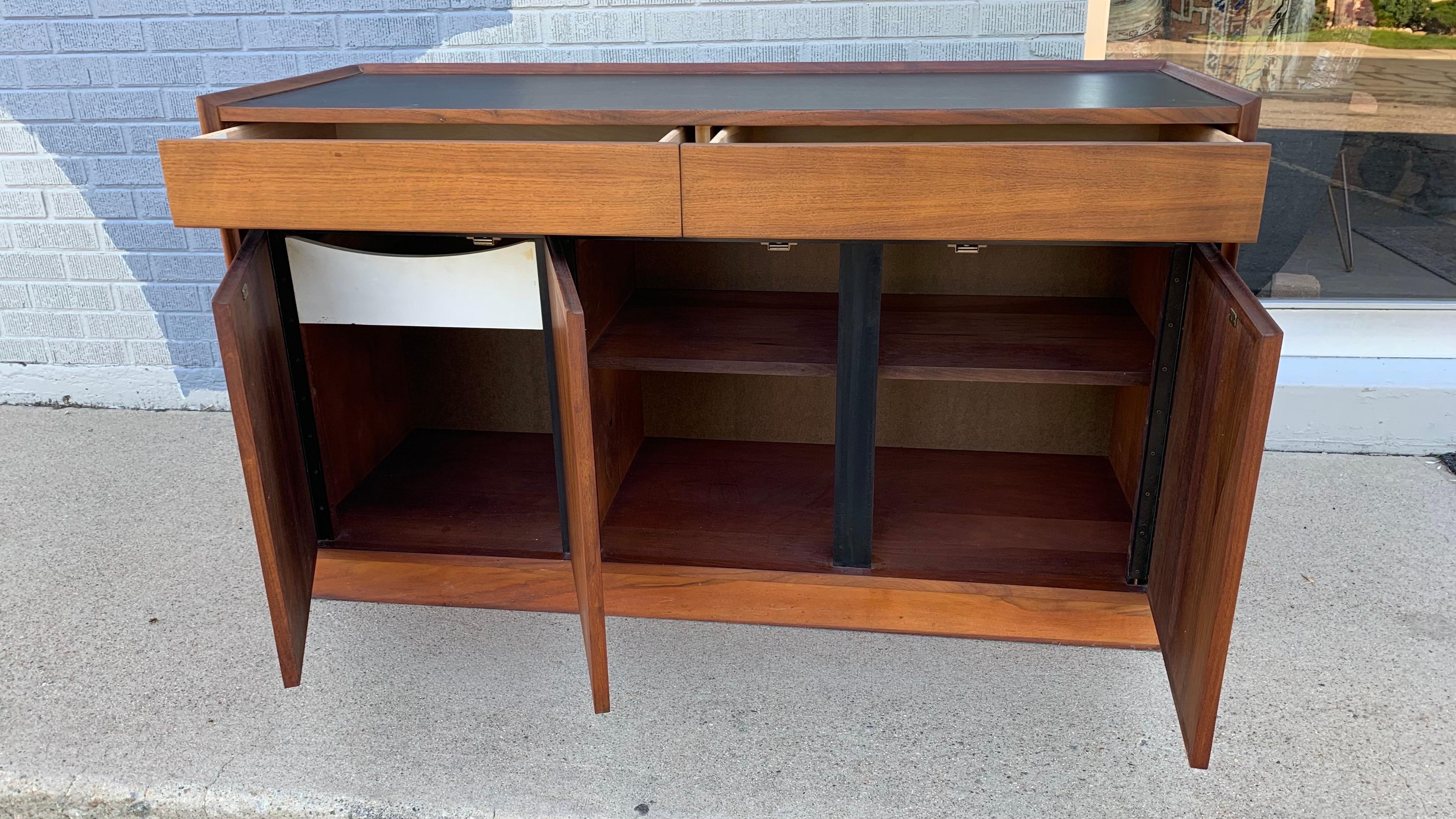 Mid-Century moderno Credenza Dillingham moderna di metà secolo in vendita