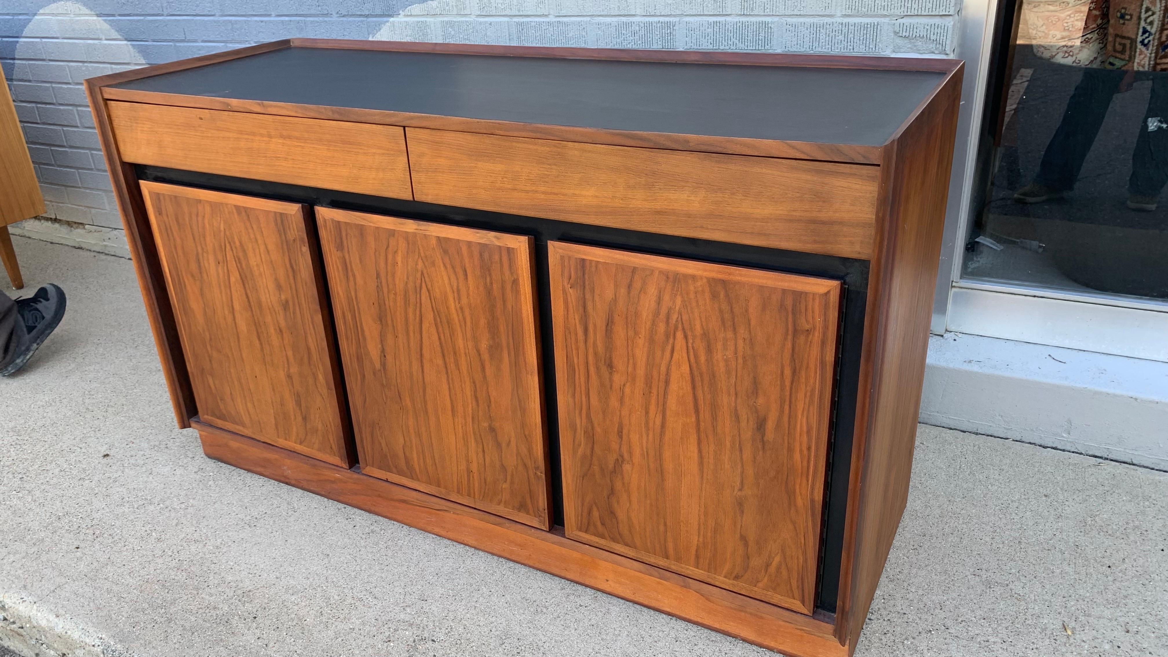 Americano Credenza Dillingham moderna di metà secolo in vendita