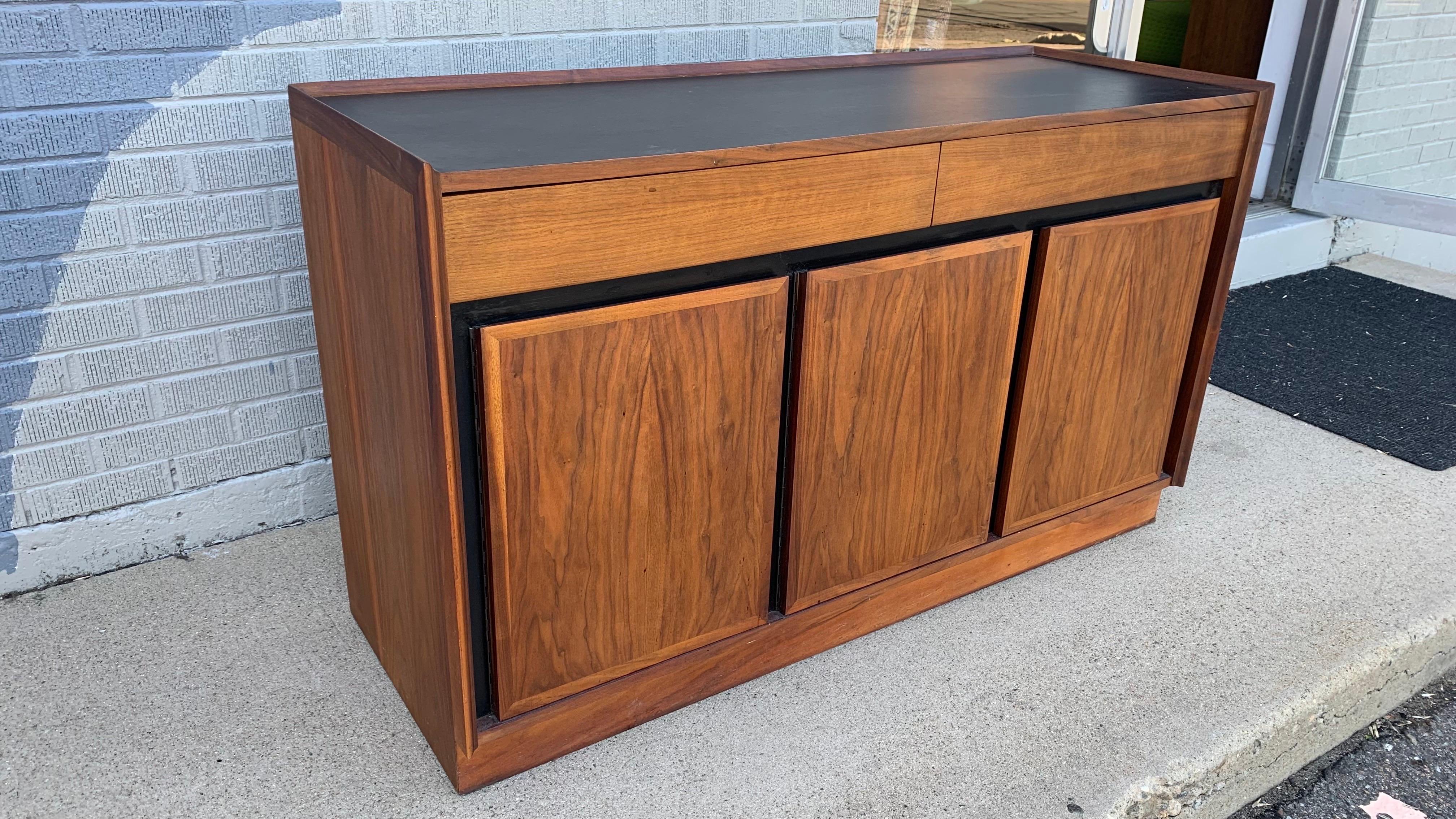 Noce Credenza Dillingham moderna di metà secolo in vendita