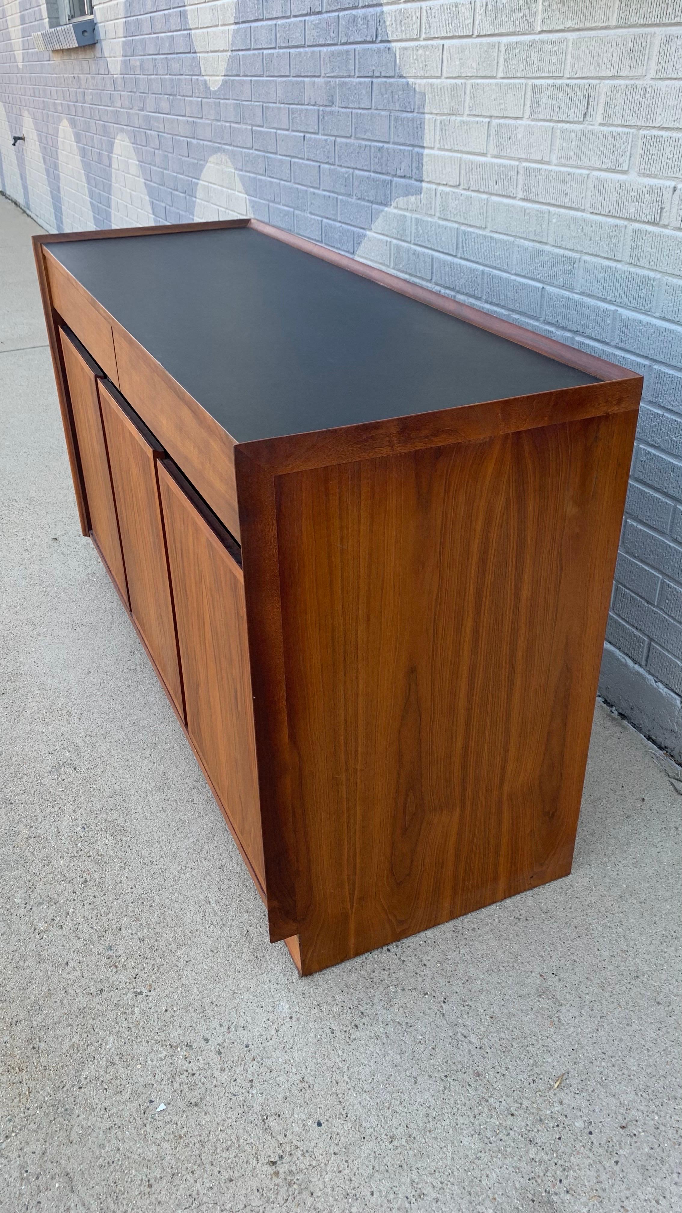 Credenza Dillingham moderna di metà secolo in vendita 2