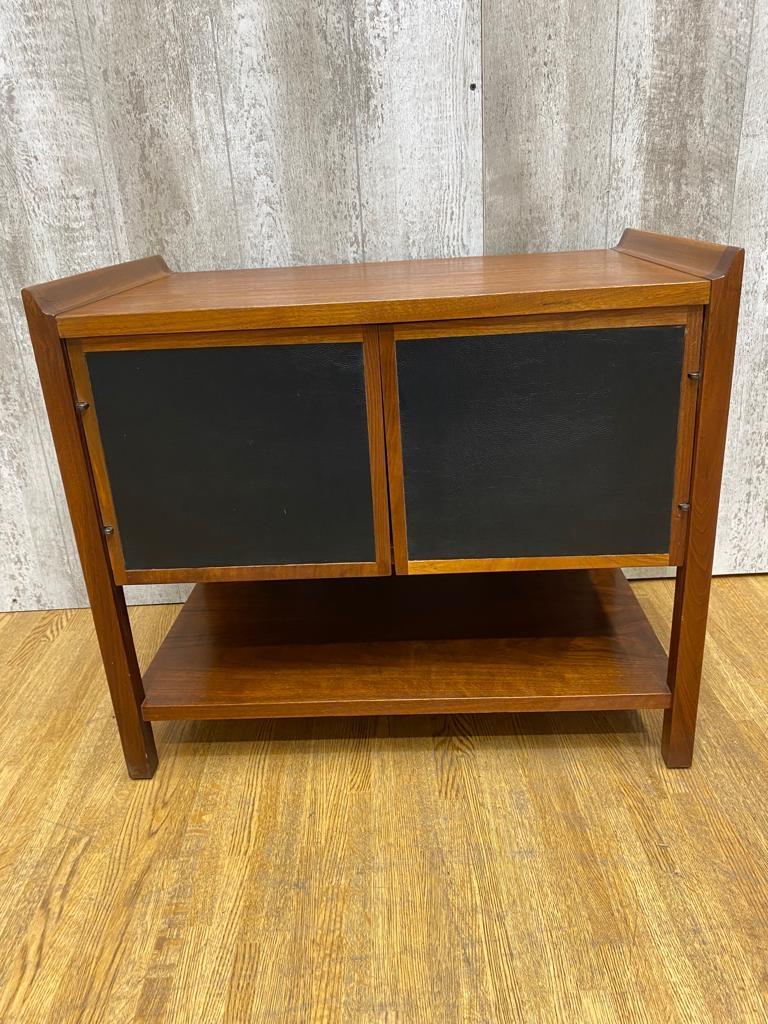 Mid-Century Modern Dillingham Walnut Record Cabinet /Side End Table

This mid century modern Dillingham walnut end table can be used in multiple ways. It can be used as a nightstand, end time or a record holder. There is a lower shelf is can be