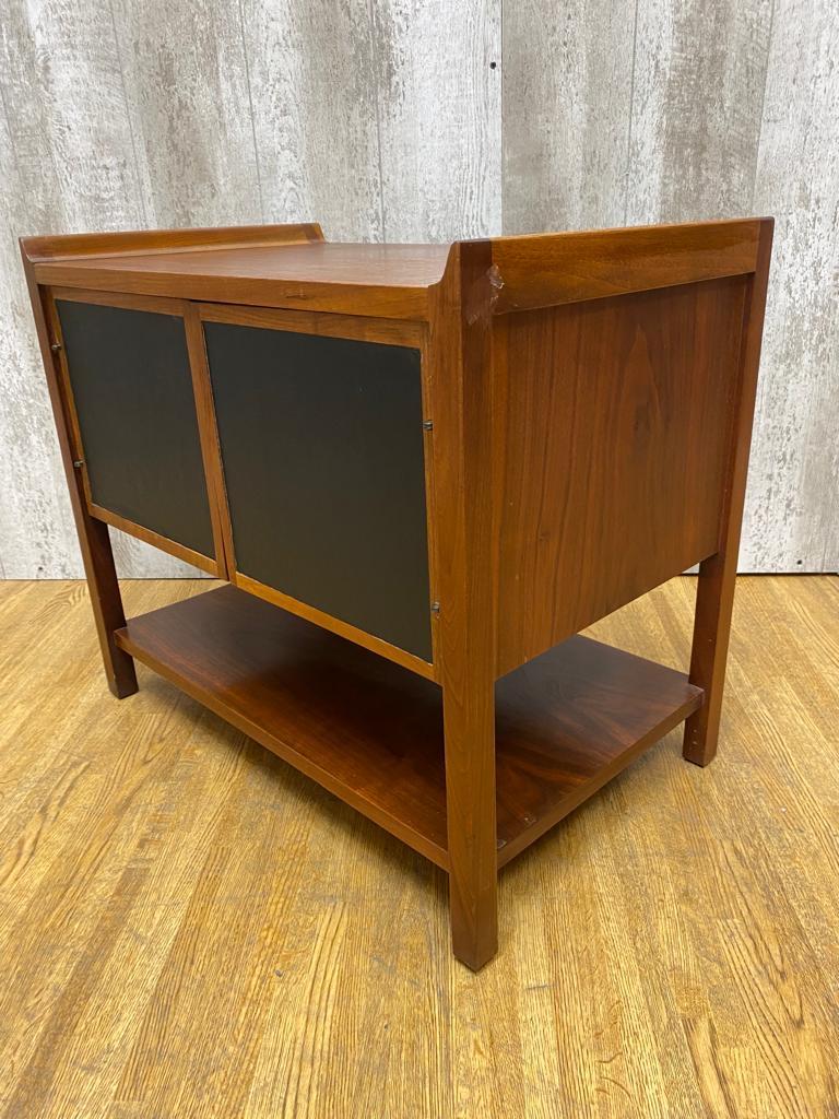Mid Century Modern Dillingham Nussbaum Record Cabinet /Side End Table (Moderne der Mitte des Jahrhunderts) im Angebot