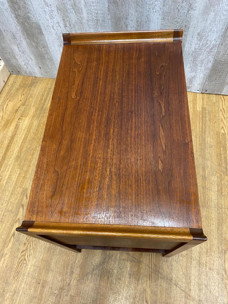Mid-Century Modern Dillingham Walnut Record Cabinet /Side End Table In Good Condition For Sale In Chicago, IL