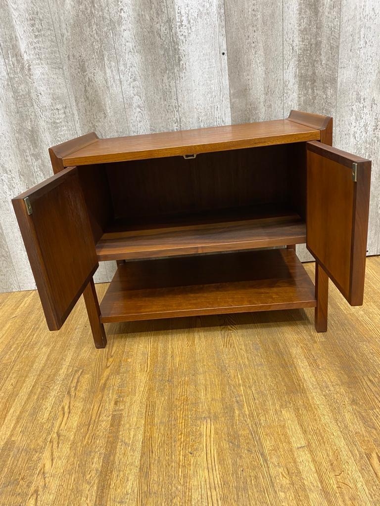 Mid-Century Modern Dillingham Walnut Record Cabinet /Side End Table For Sale 1
