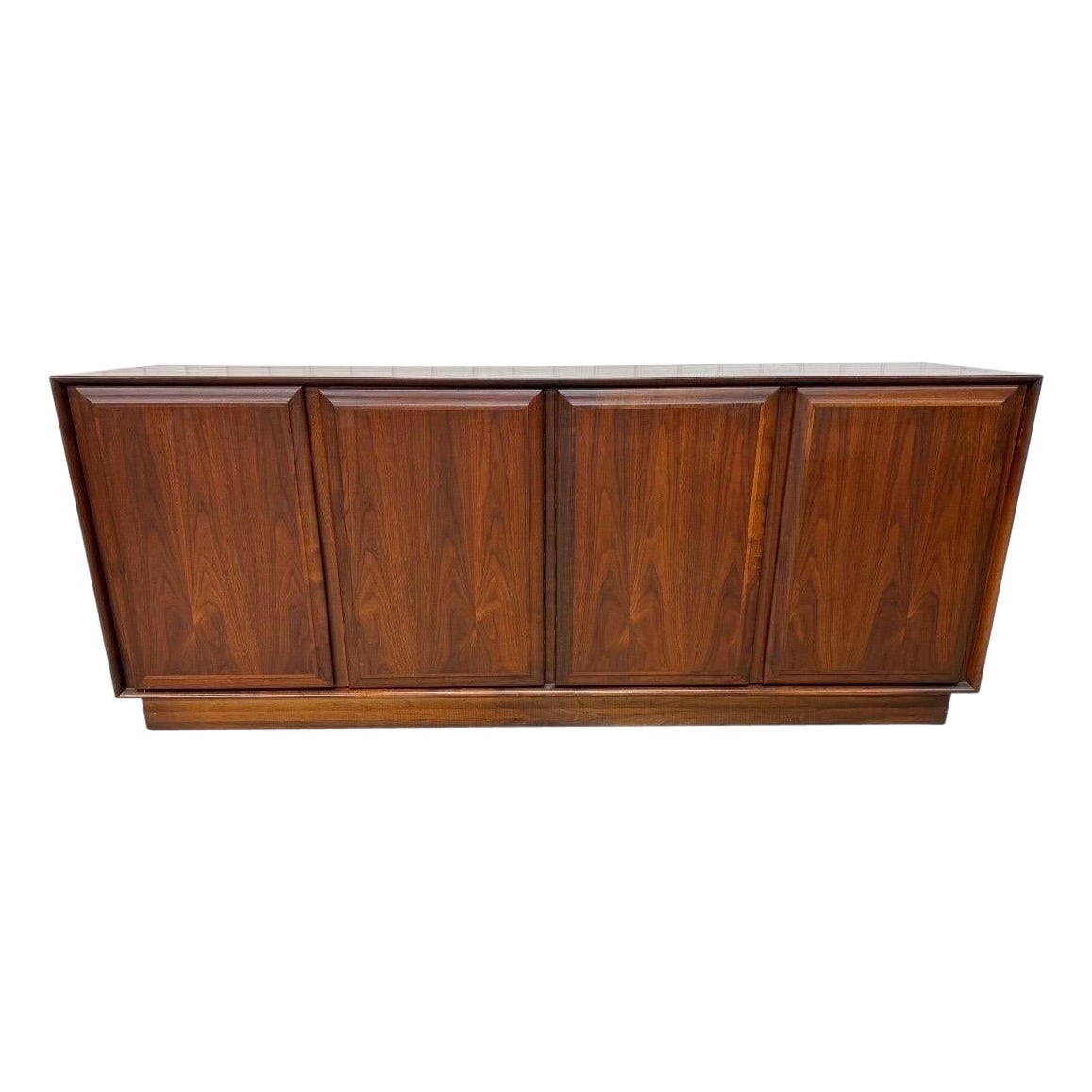 Mid-Century Modern Dillingham Walnut Sideboard