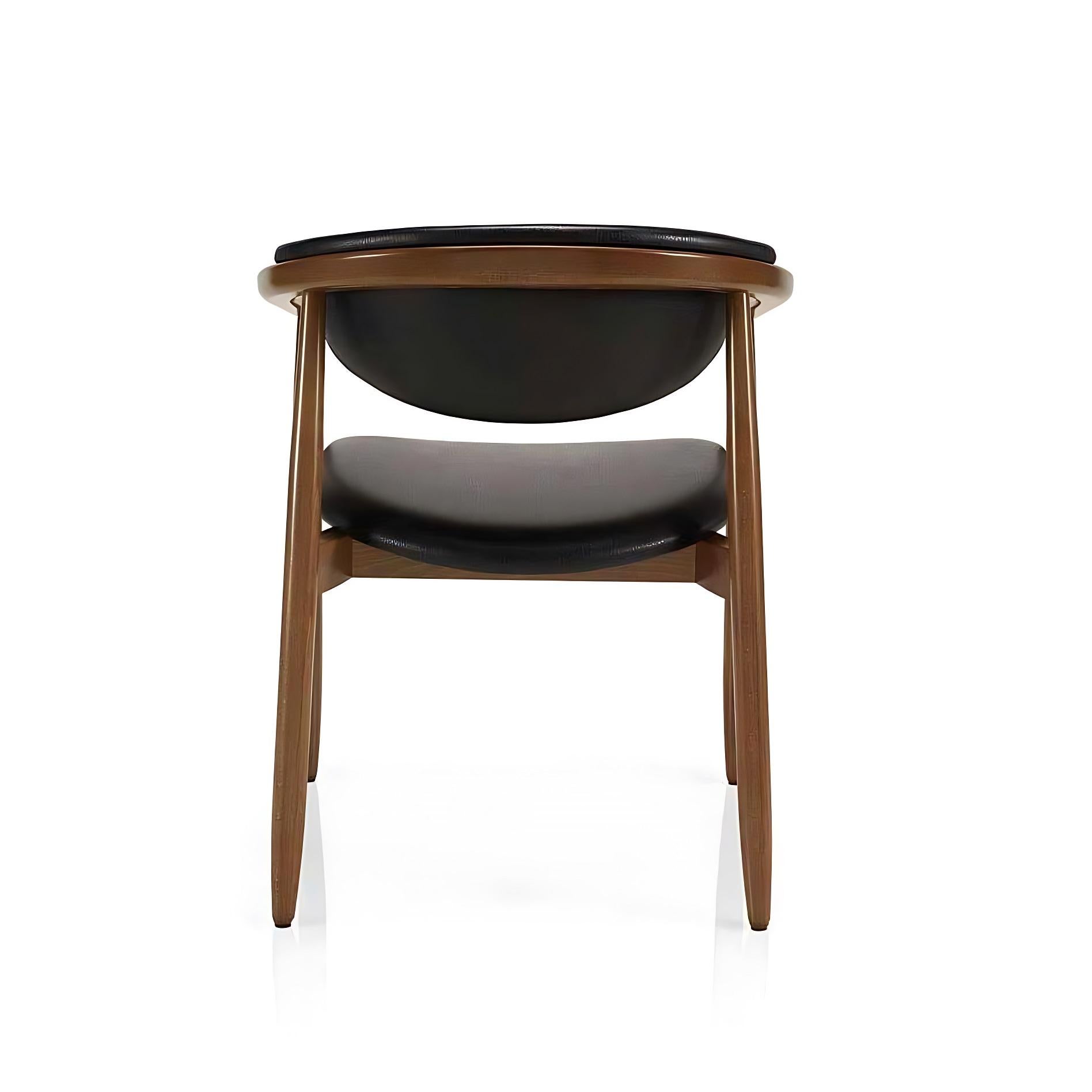 Mid-Century Modern gekrümmte Rückenlehne Esszimmer Sessel in Kunstleder gepolstert. 
Gefertigt aus Massivholzrahmen für ein legeres oder formelles Esszimmer oder eine Küche. 
Dieser Stuhl ist robust konstruiert und für den Einsatz im Objektbereich