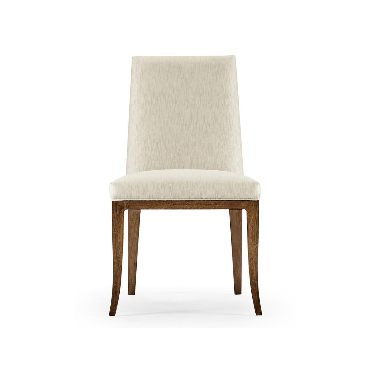 Una mezcla perfecta de lujo y comodidad para tu comedor. Fabricada con un elegante armazón de madera de nogal americano de alta calidad, esta silla destila sofisticación. La madera tiene un acabado lacado frotado a mano, que realza su belleza
