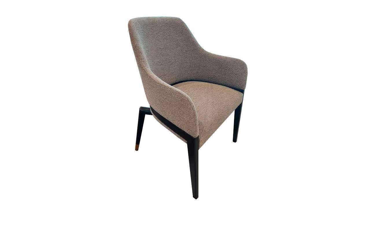 Als raffinierte Interpretation des Mid-Century Modern Designs verkörpert dieser Stuhl klare Linien, weiche Kurven und eine zeitlose Silhouette. Der skulpturale Rahmen in beigefarbenem Mattlack bietet eine raffinierte, aber unaufdringliche Präsenz,