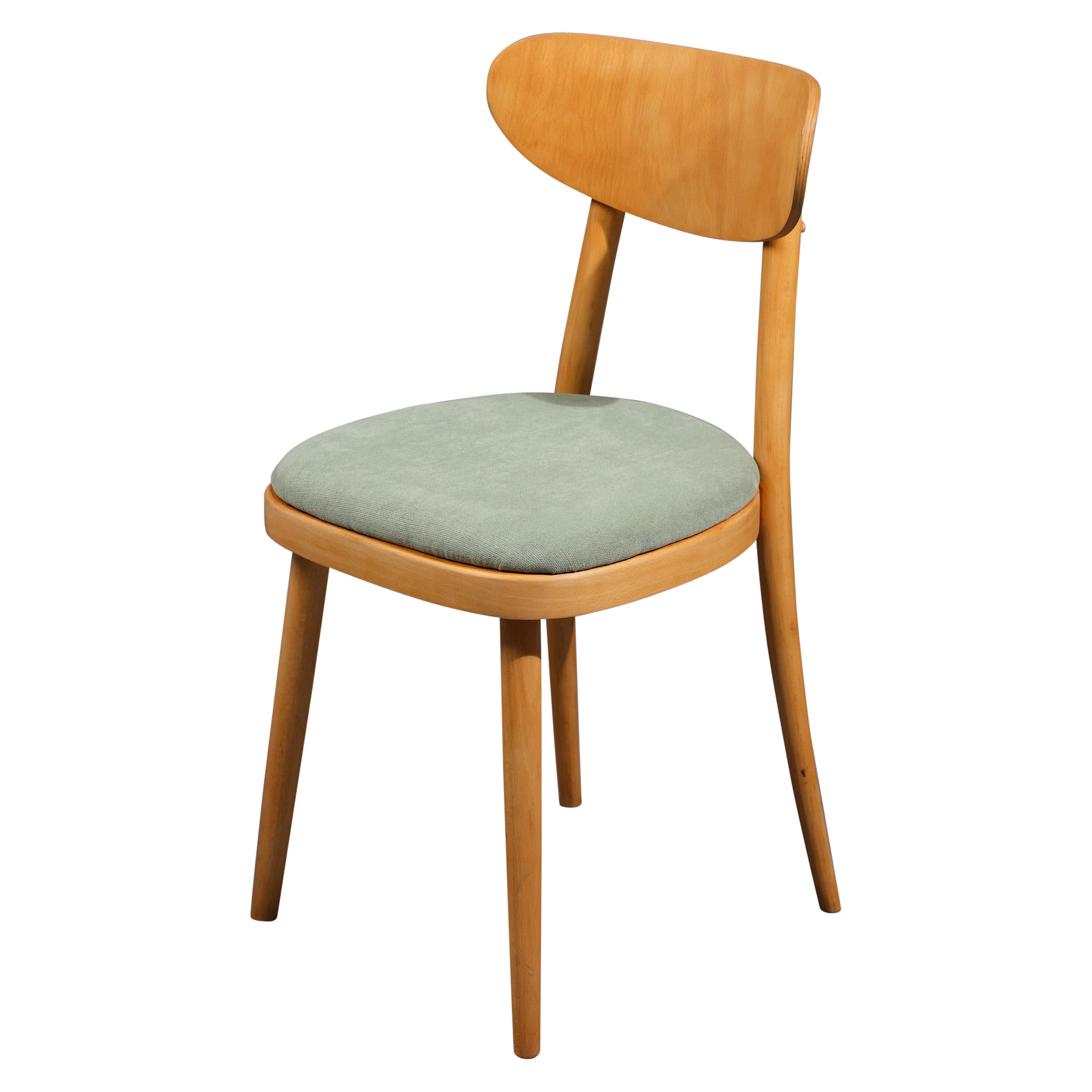 Lot de quatre chaises de salle à manger modernes du milieu du siècle dernier : bois de hêtre avec tissu vert clair