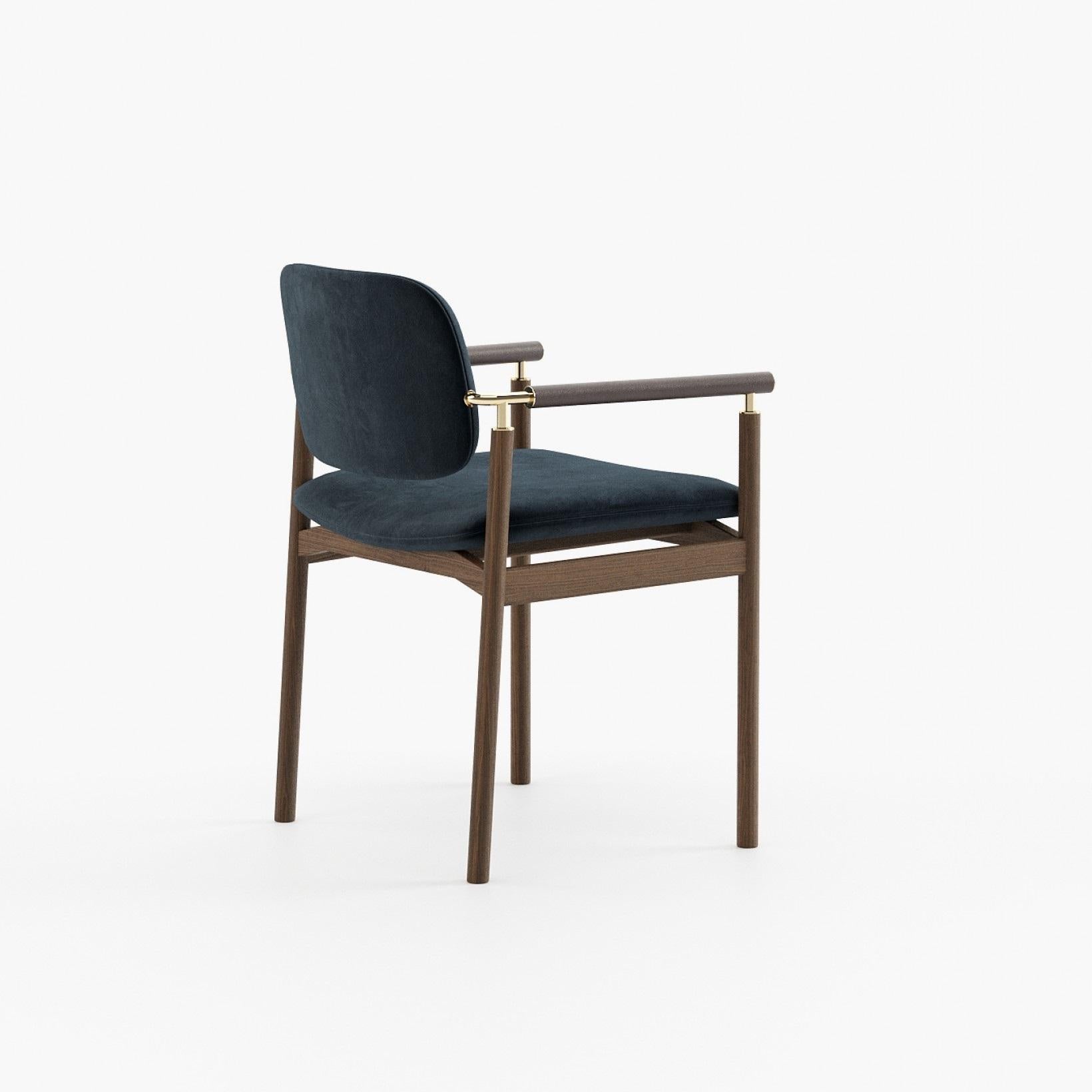 Moderner Esszimmerstuhl aus der Mitte des Jahrhunderts mit minimalistischen Messingakzenten (21. Jahrhundert und zeitgenössisch) im Angebot