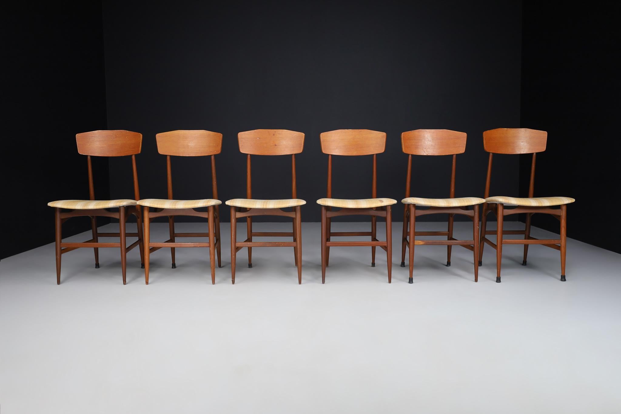 Cet ensemble de six chaises en bois de hêtre est doté d'un dossier robuste. Le siège se compose de quatre pieds cylindriques. Grâce à la composition des éléments, ces chaises obtiennent une apparence moderne et élégante.

L'entreprise familiale