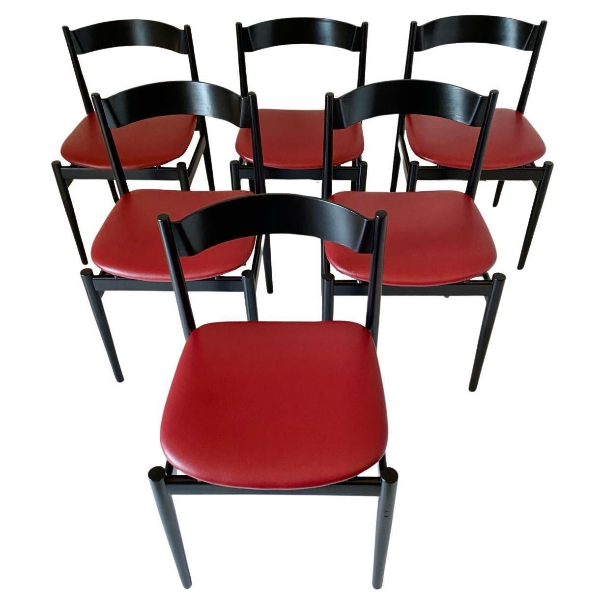 Ensemble de six chaises de salle à manger modernes italiennes Gianfranco Frattini pour Figli di Amedeo Cassina - Italie 1960's

Ensemble de six chaises de salle à manger en noyer de couleur noire avec des sièges en faux cuir rouge, modèle 107 conçu