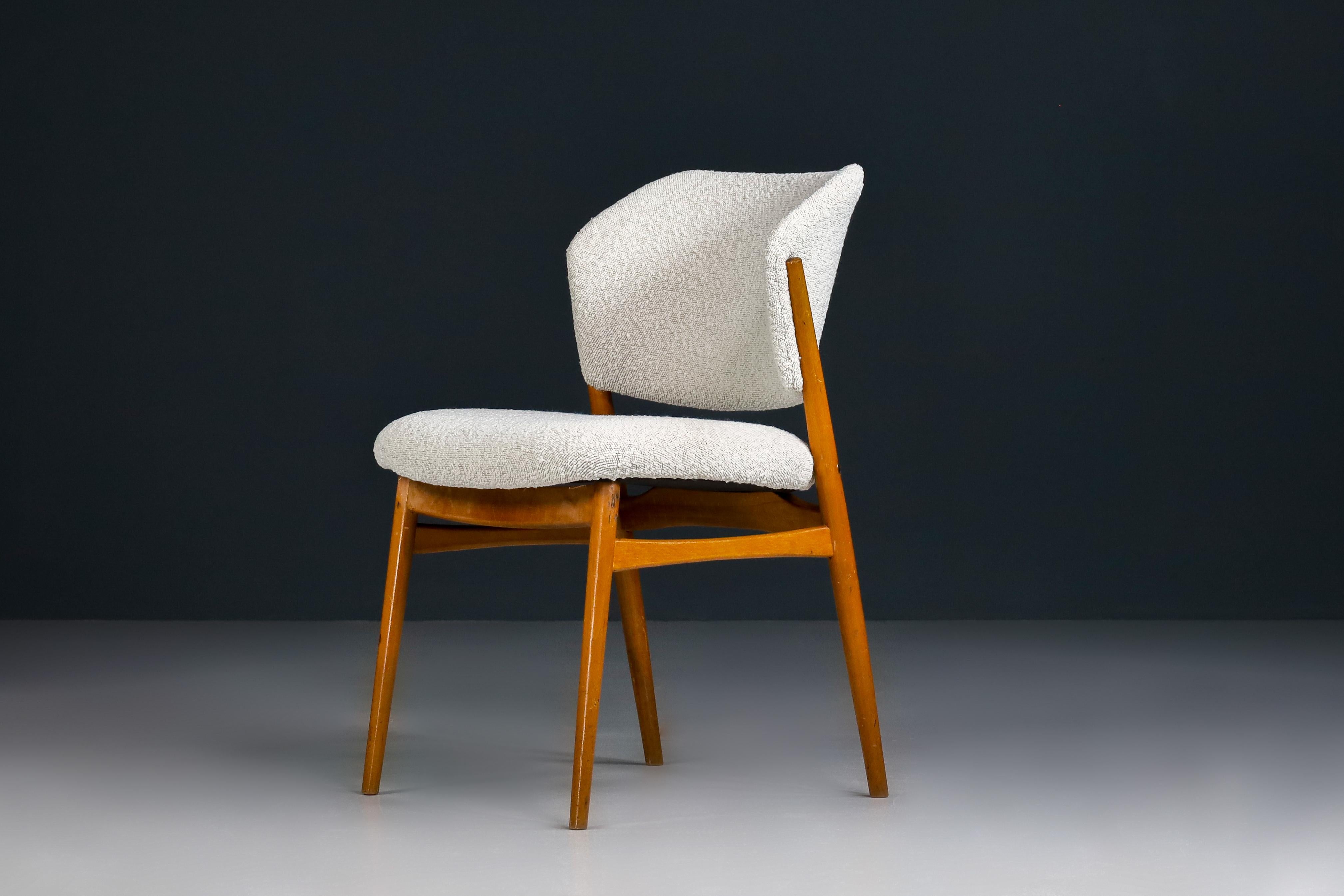 Mid-Century Modern Dining Chairs in New Bouclé Fabric by Spahn, Germany 1950s

Mid-Century Modern dining chairs by Spahn, Germany 1950s. Newly reupholstered in a of white bouclé fabric that shows visual depth while providing a smooth finish to the