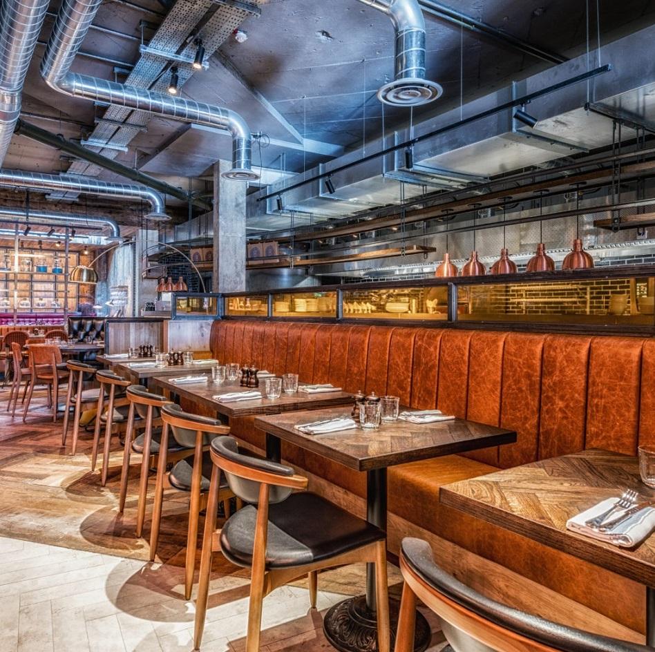 XXI secolo e contemporaneo Set di 8 sedie da pranzo moderne del Medioevo in vendita