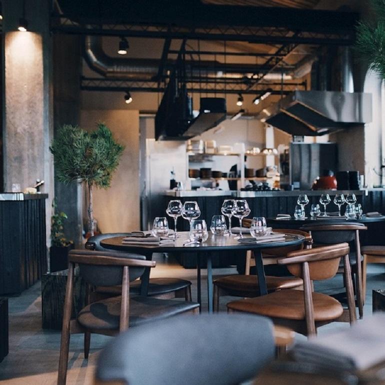 Materiale sintetico Set di 8 sedie da pranzo moderne del Medioevo in vendita
