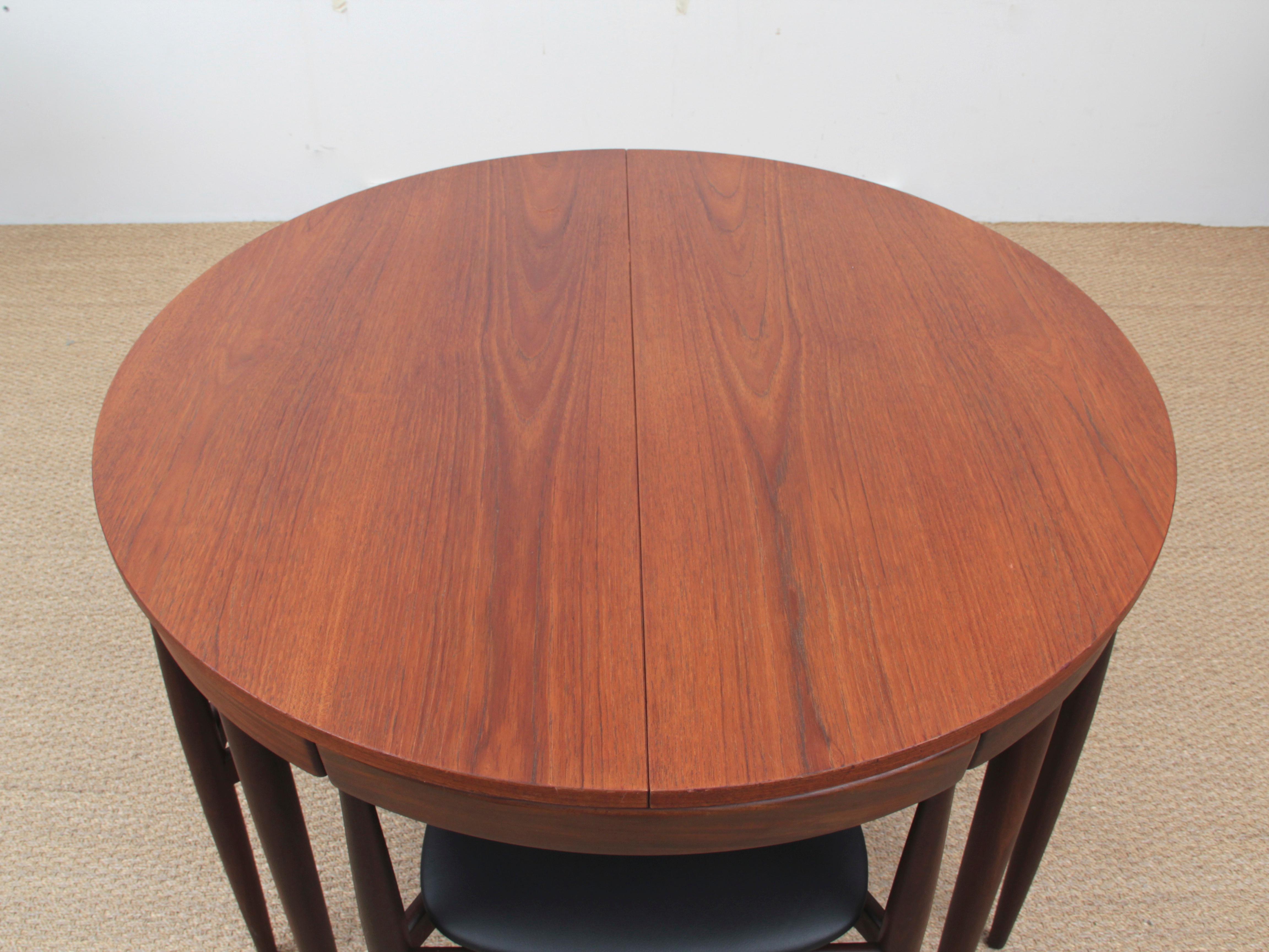 Mid-Century Modern dining set by Hans Olsen for Frem Rojle. Table with extending leave. Four chairs with three legs. New upholstery in leather.