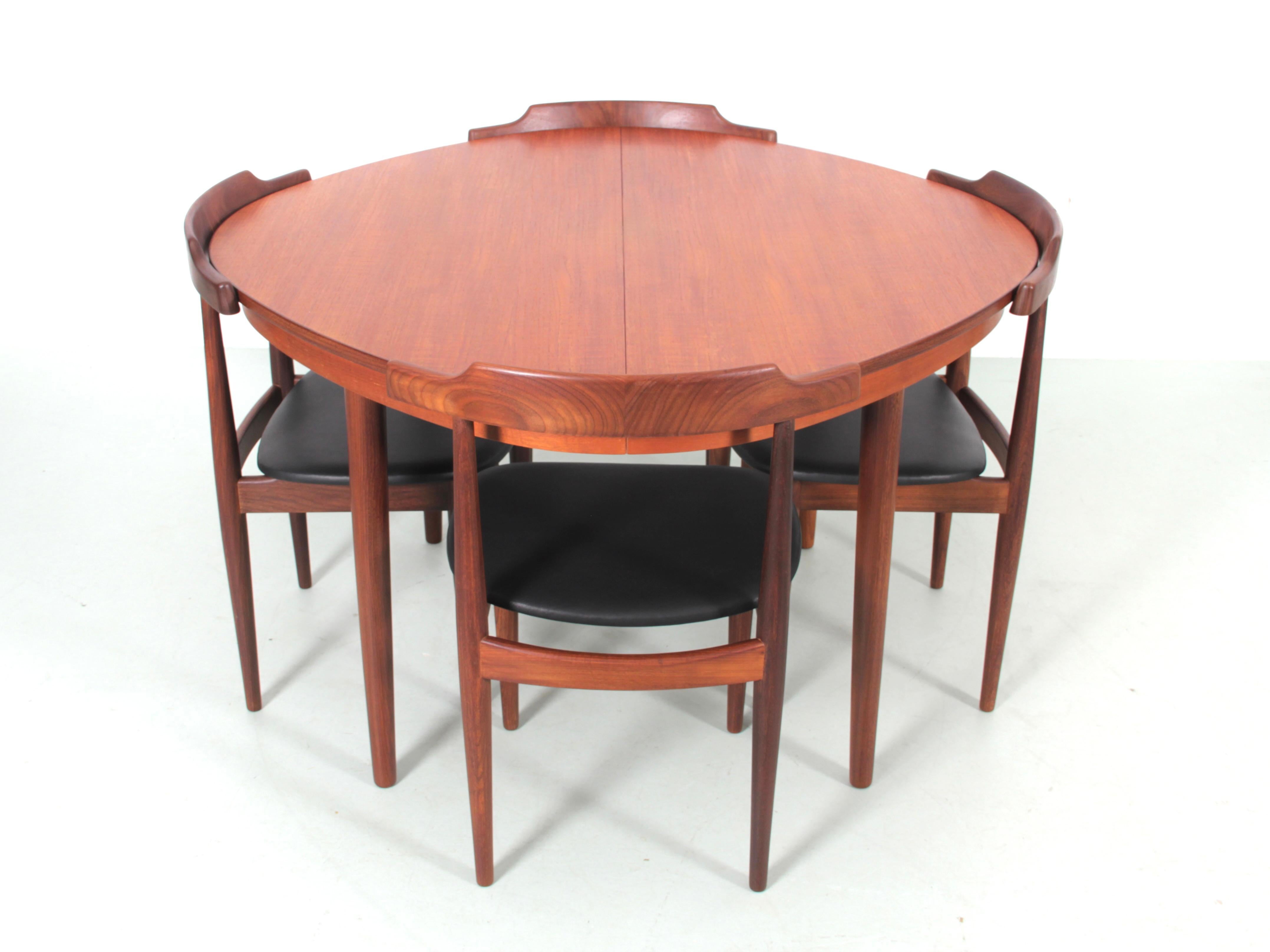Ensemble de salle à manger de style moderne du milieu du siècle par Hans Olsen pour Frem Rojle. Table avec 1 tablette supplémentaire. 4 chaises avec un nouveau revêtement en cuir noir.

H 72 cm. D 110 cm. W : 110/160 cm