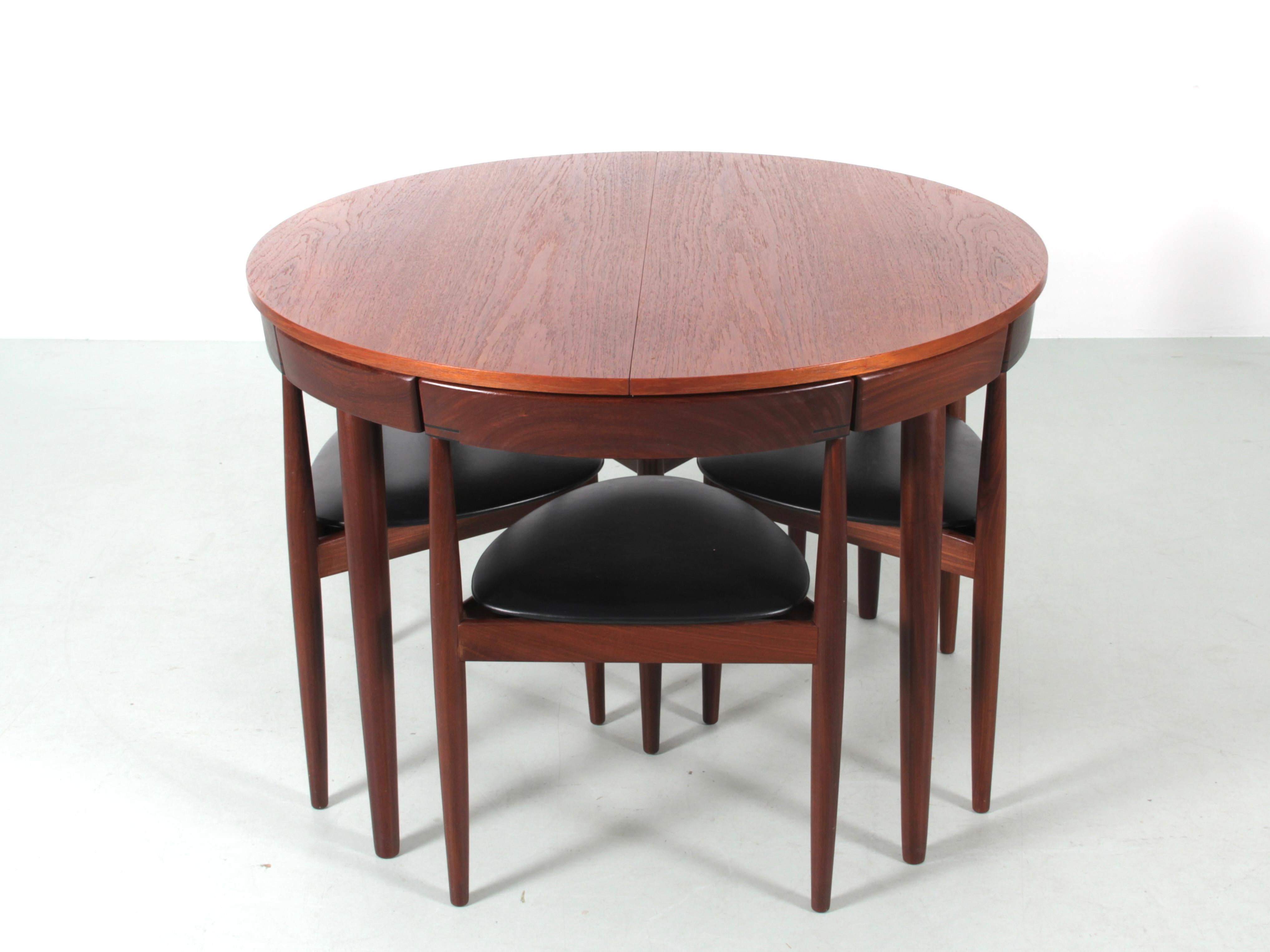 Mid-Century Modern dining set by Hans Olsen for Frem Rojle. Table with extending leave. 4 chairs with 3 legs. Original upholstery in  black leatheret.

H 72 cm. Ø 105 cm. L max : 155 cm
