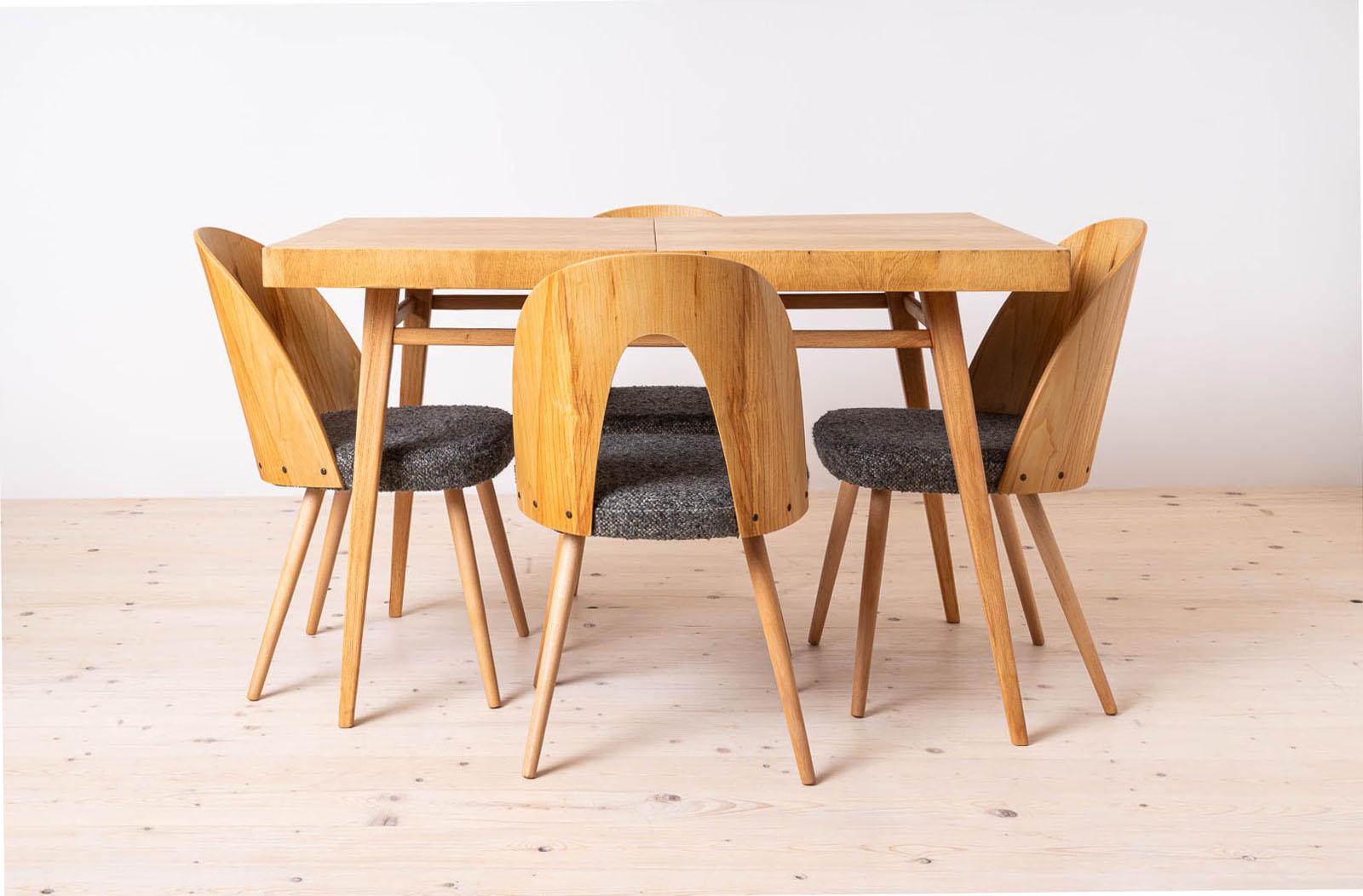 Ce magnifique ensemble de salle à manger a été fabriqué dans l'ancienne Tchécoslovaquie dans les années 1960. Les chaises de salle à manger ont été conçues par Antonin Šuman et produites par Mier Topolcany, comme l'indique l'étiquette en papier