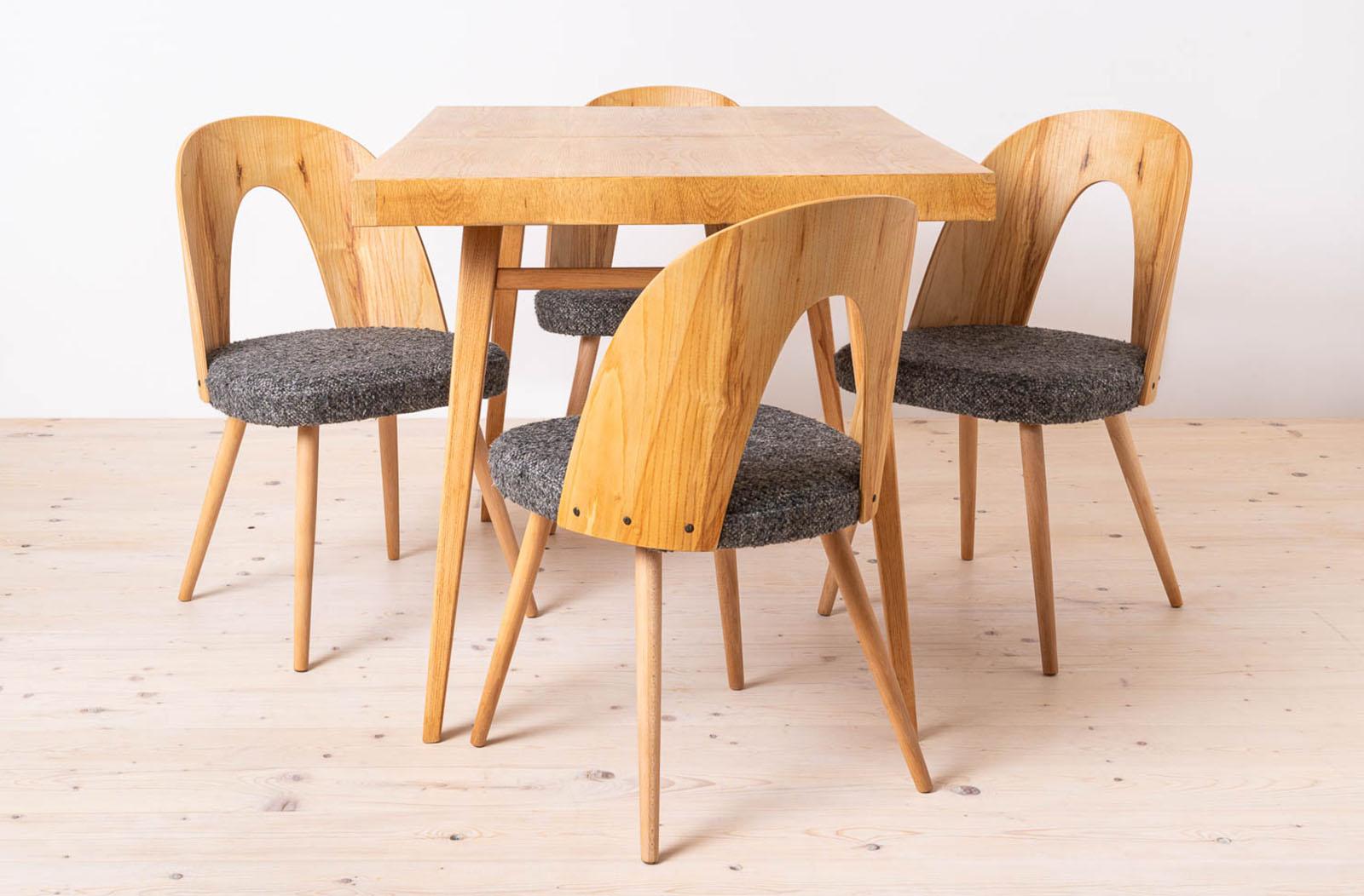 Mid-Century Modern Ensemble de salle à manger moderne du milieu du siècle, table extensible et 4 chaises A. Šuman, 1960 en vente