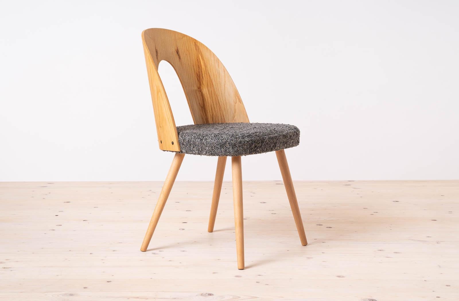 Frêne Ensemble de salle à manger moderne du milieu du siècle, table extensible et 4 chaises A. Šuman, 1960 en vente