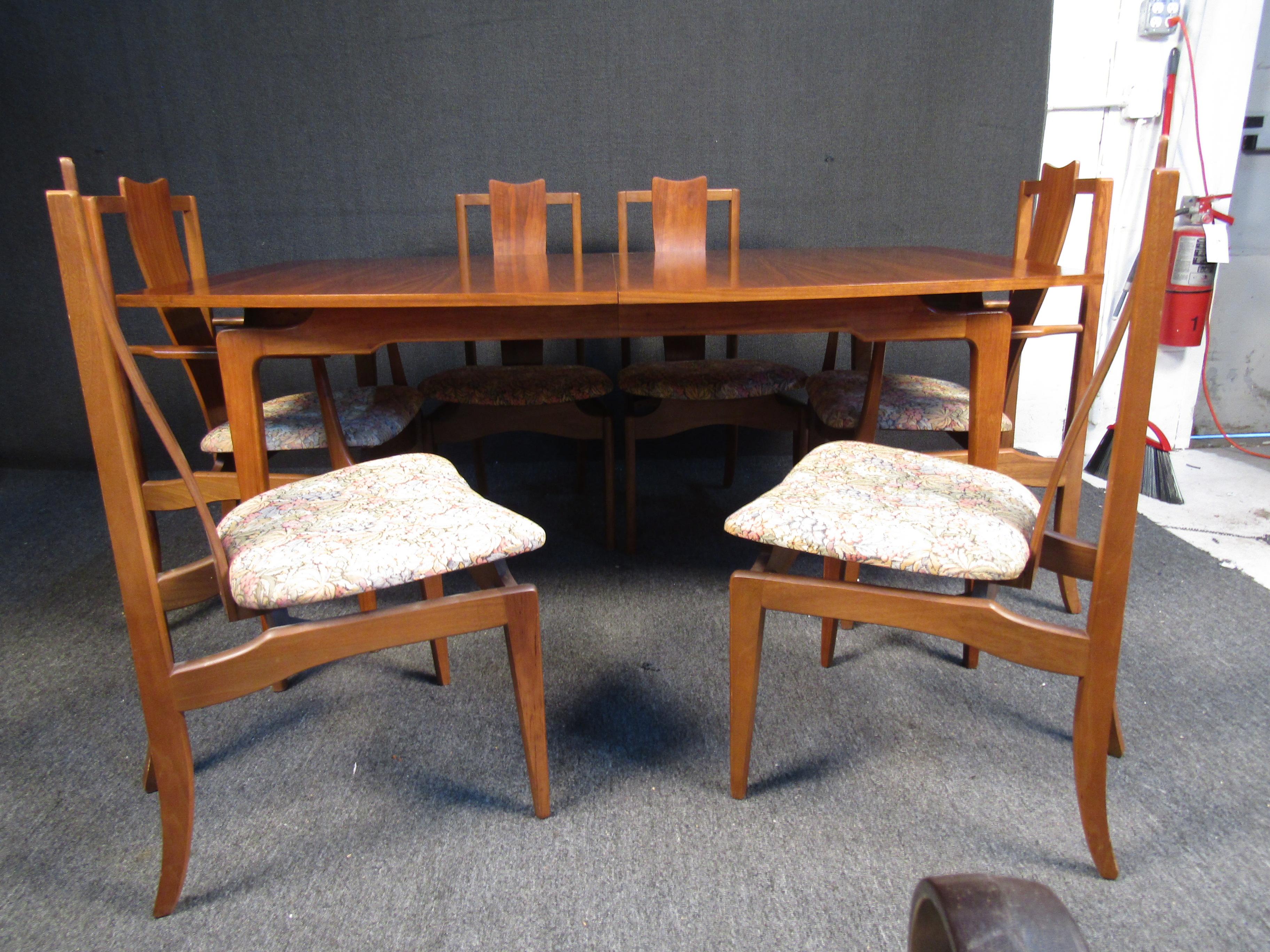 This vintage expanding dining table includes a set of 6 elegant chairs to make a stylish statement in any dining room. When the leaf is expanded, the table measures 103