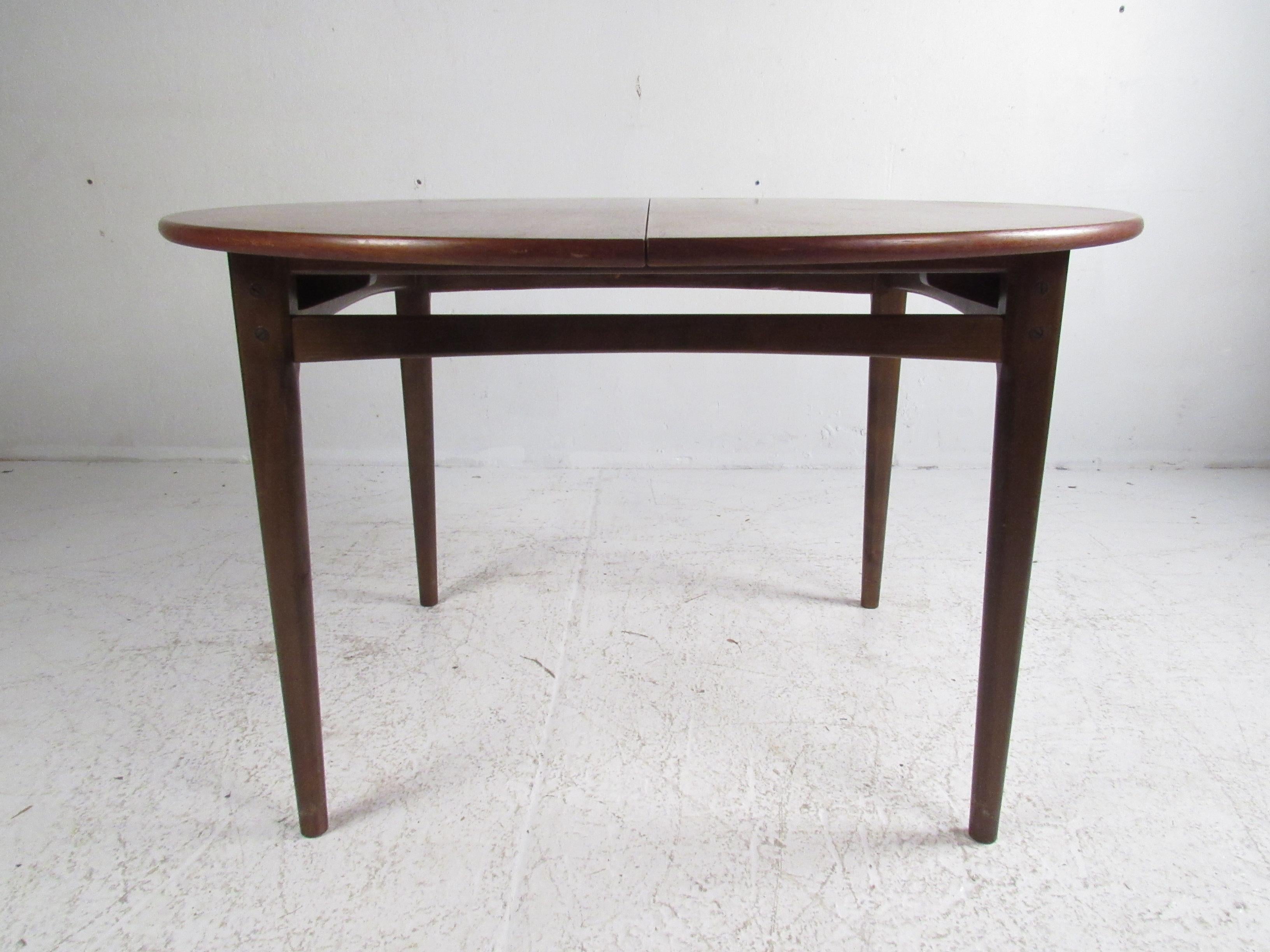 Mid-Century Modern Dining Set In Good Condition In Brooklyn, NY