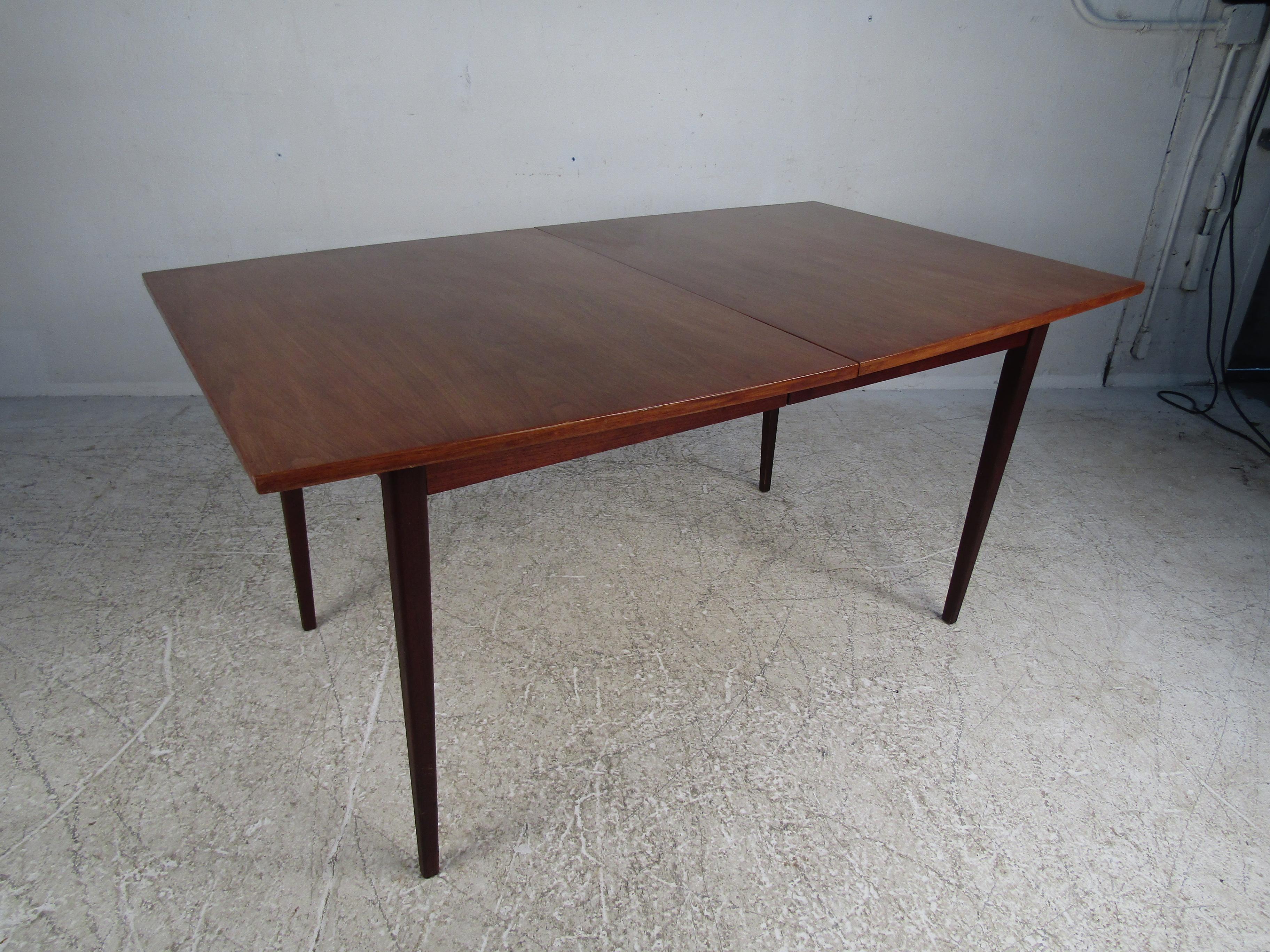 Mid-Century Modern Dining Set In Fair Condition In Brooklyn, NY