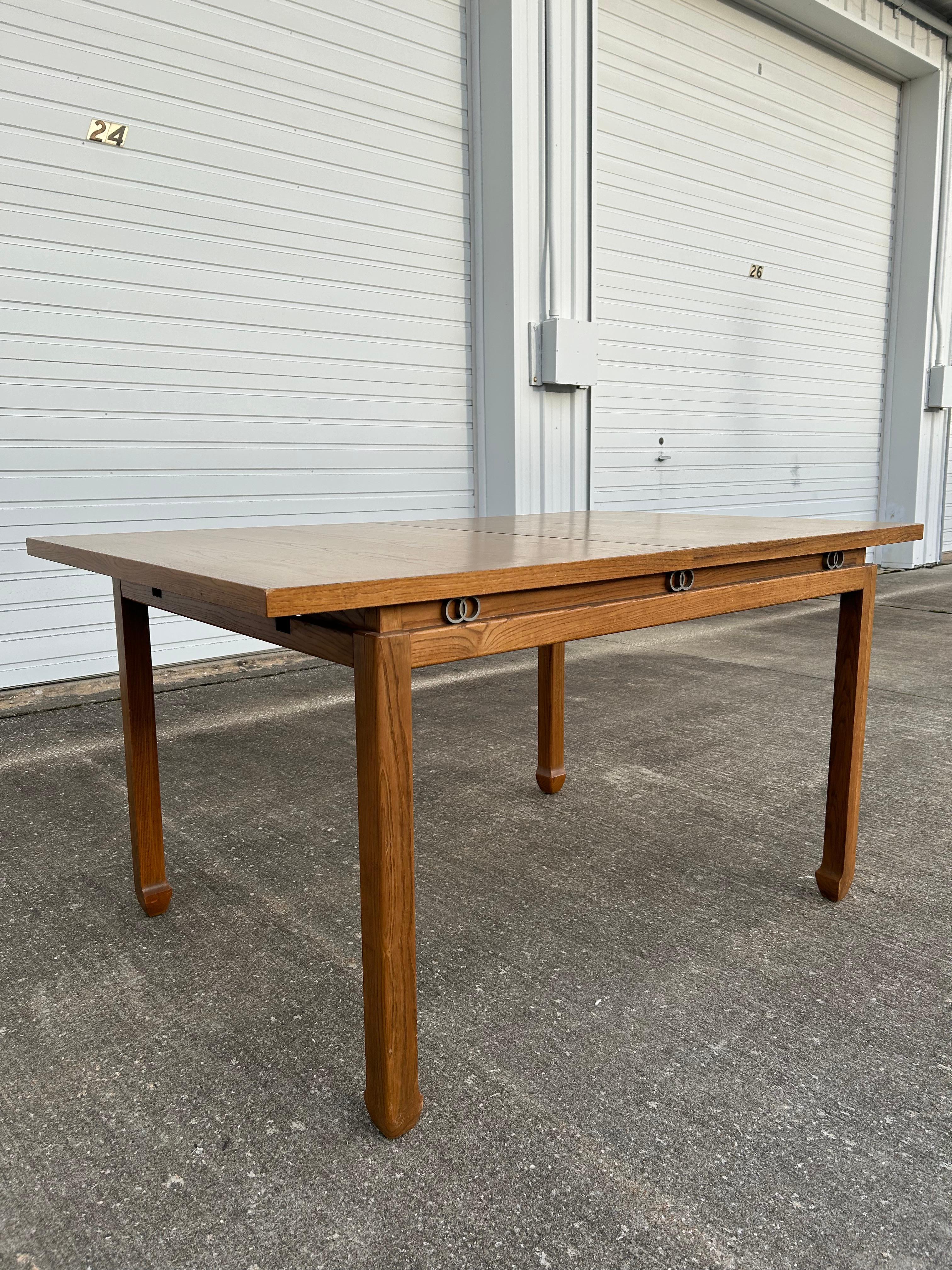 Mid Century Modern Dining table American of Martinsville In Fair Condition For Sale In Medina, OH