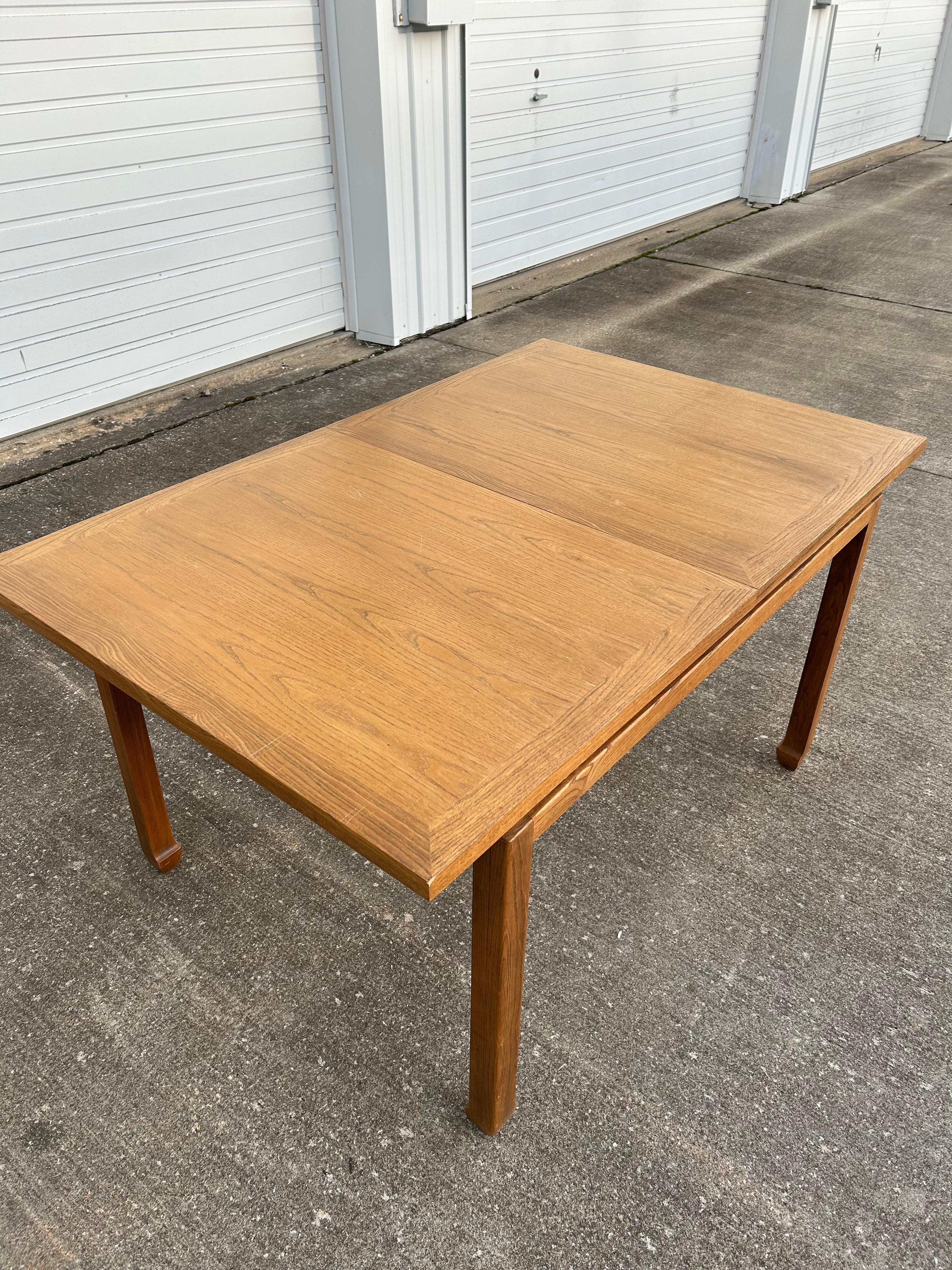 Mid Century Modern Dining table American of Martinsville In Fair Condition For Sale In Medina, OH