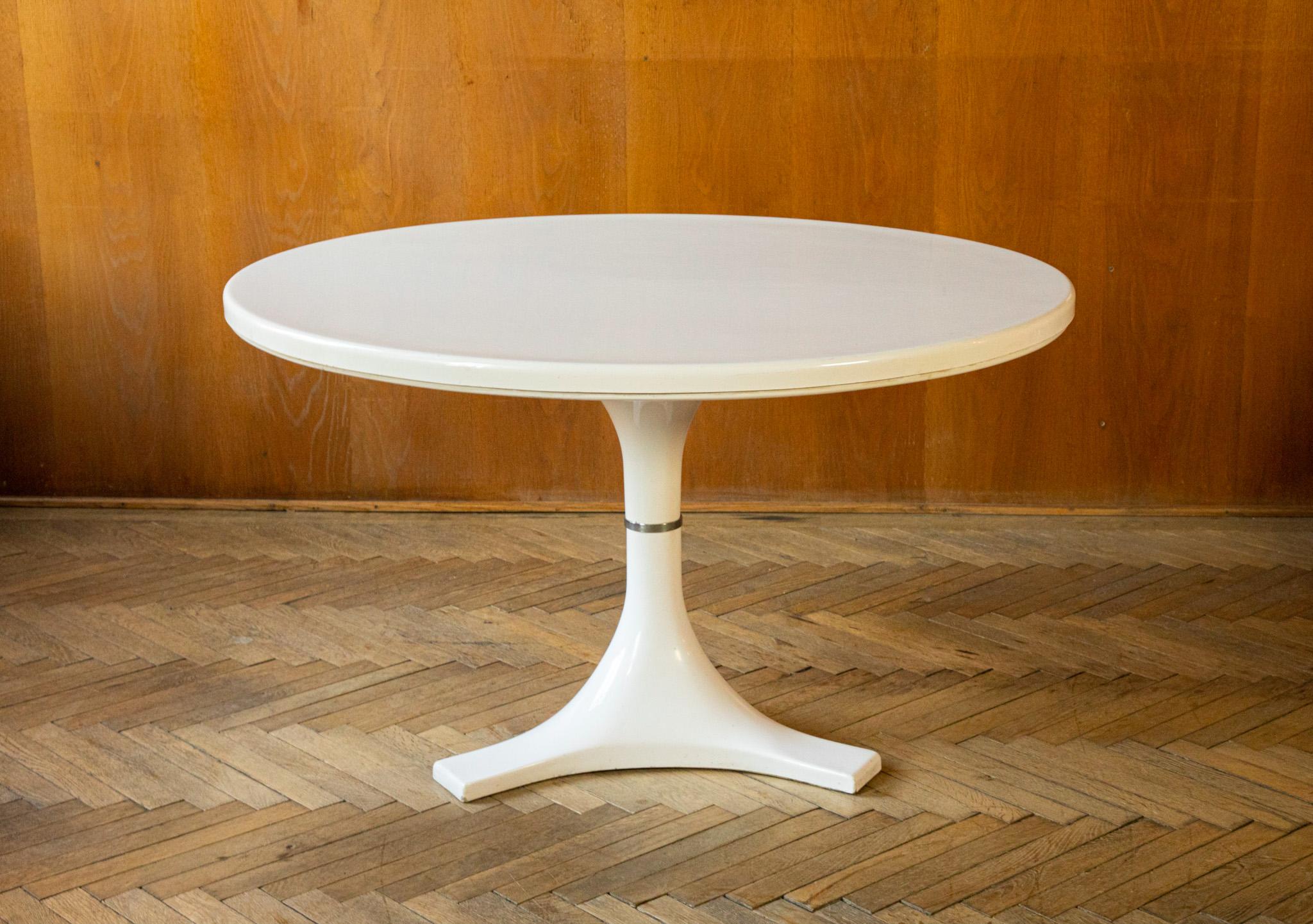 Mid-Century Modern Dining Table by Anna Castelli, I. Gardella, Italy 1960s.

Originally designed in 1964 by Anna Castelli Ferrieri and Ignazio Gardelli for a palace in Venice, the dining table model 4997 represents a mix between traditional