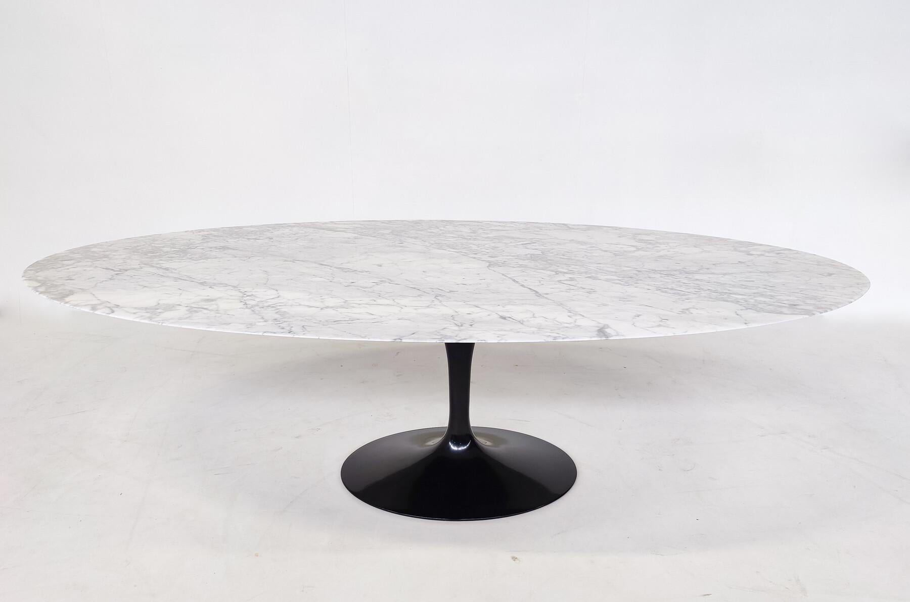 Mid-Century Modern dining table by Eero Saarinen for Knoll International, 1960s.