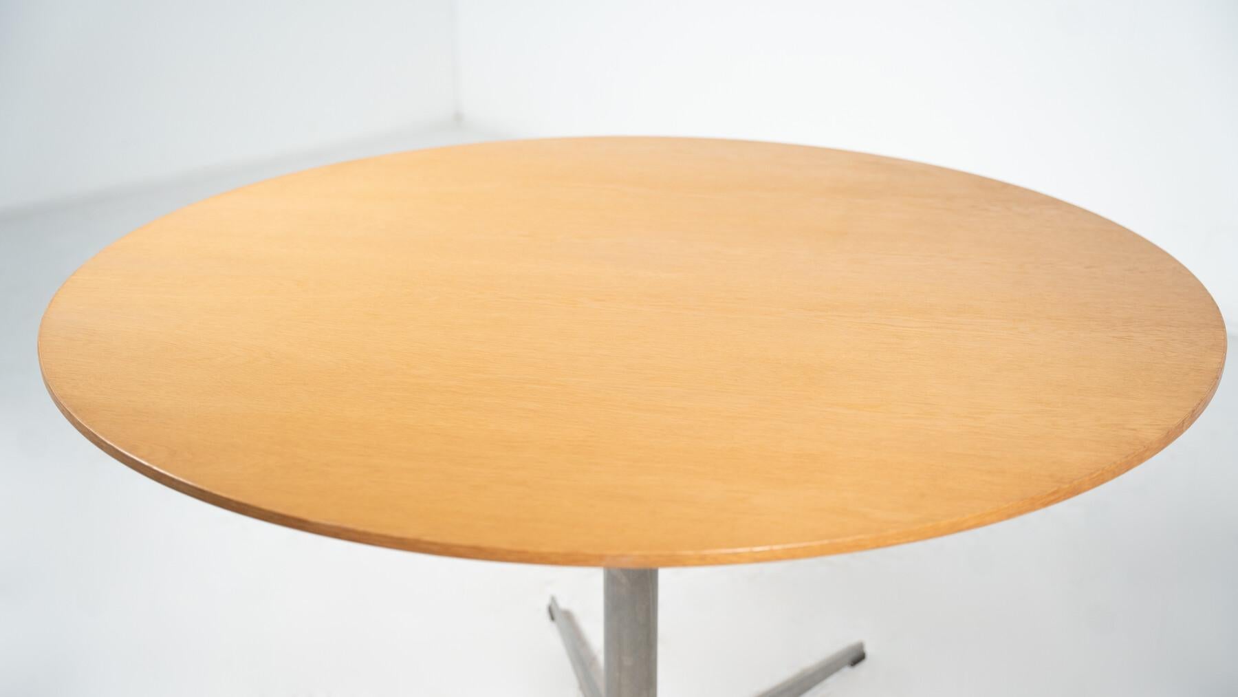 Moderner Esstisch aus der Mitte des Jahrhunderts von Fritz Hansen, Dänemark

Fritz Hansen, auch bekannt als Republic of Fritz Hansen, ist eine dänische Möbeldesignfirma. Zu den Designern, die für Fritz Hansen gearbeitet haben, gehören Arne Jacobsen