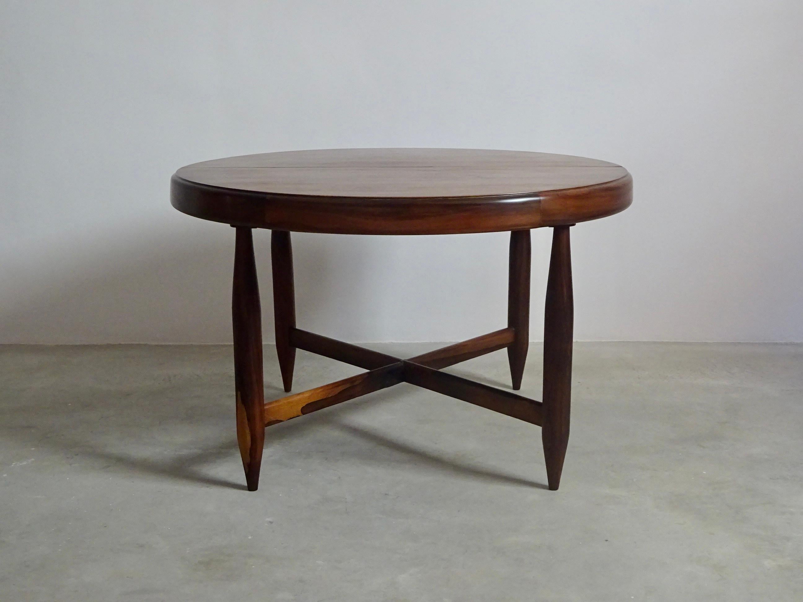 Superbe table de salle à manger circulaire (diamètre 120 cm), quatre pieds en bois massif supportent le plateau extensible (longueur 160 cm).