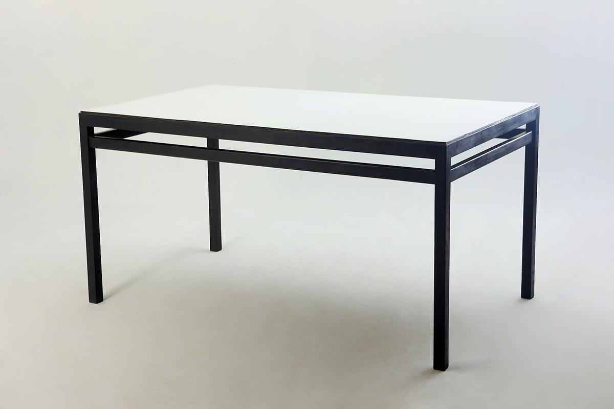 Mid-Century Modern dining table by Móveis Flama Manufacturer, Brazil, 1950s

This straightforward rectangular table features the nice contrast of a white formica top nicely nestled in a structure of ebonized solid wood. Designed in the 1950s by