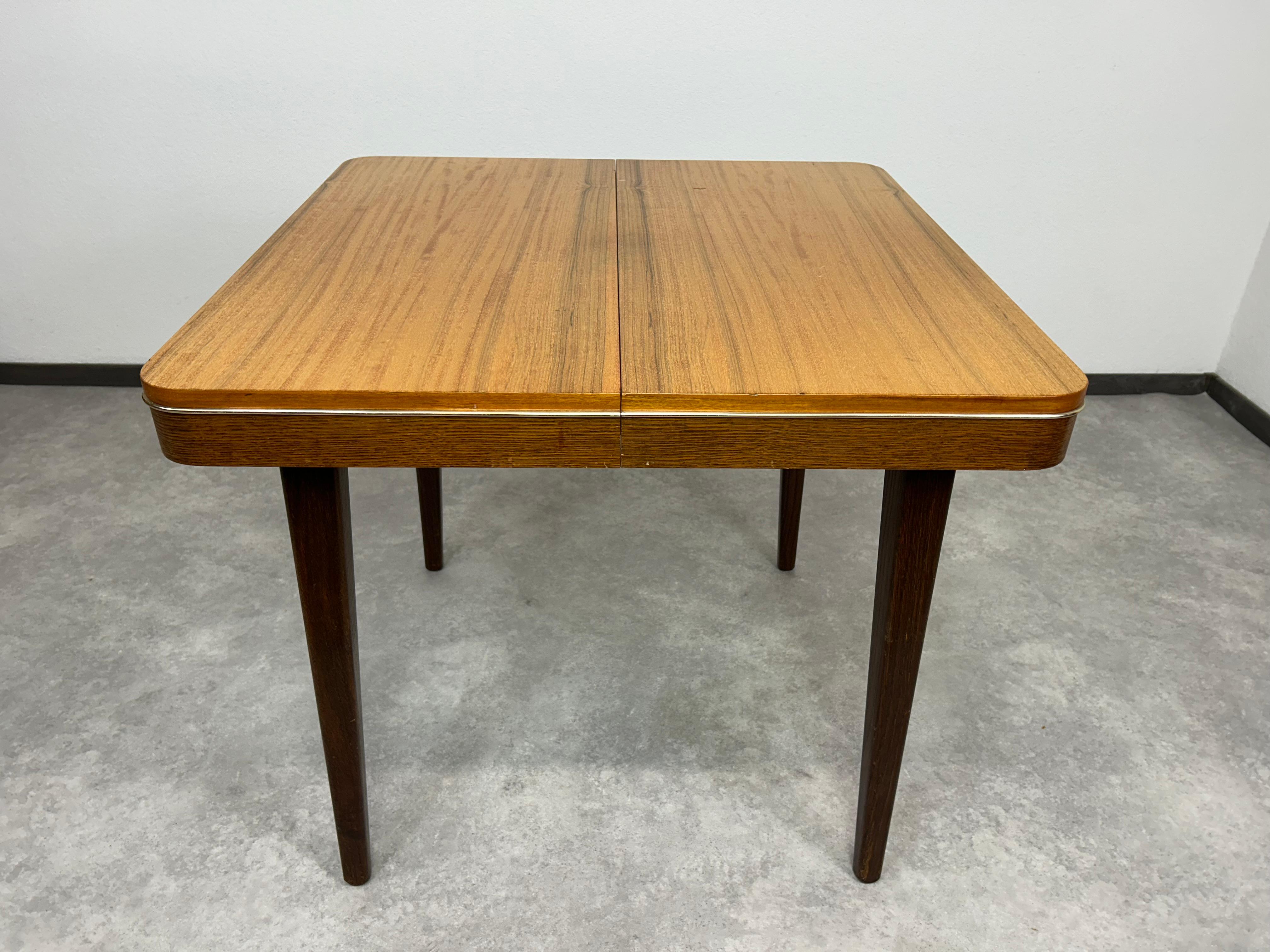 Mid-century modern dining table by Hubert Nepožitek & Bohumil Landsman for Jitona Soběslav in very nice original condition with signs of use. Size after expansion 85x130cm.