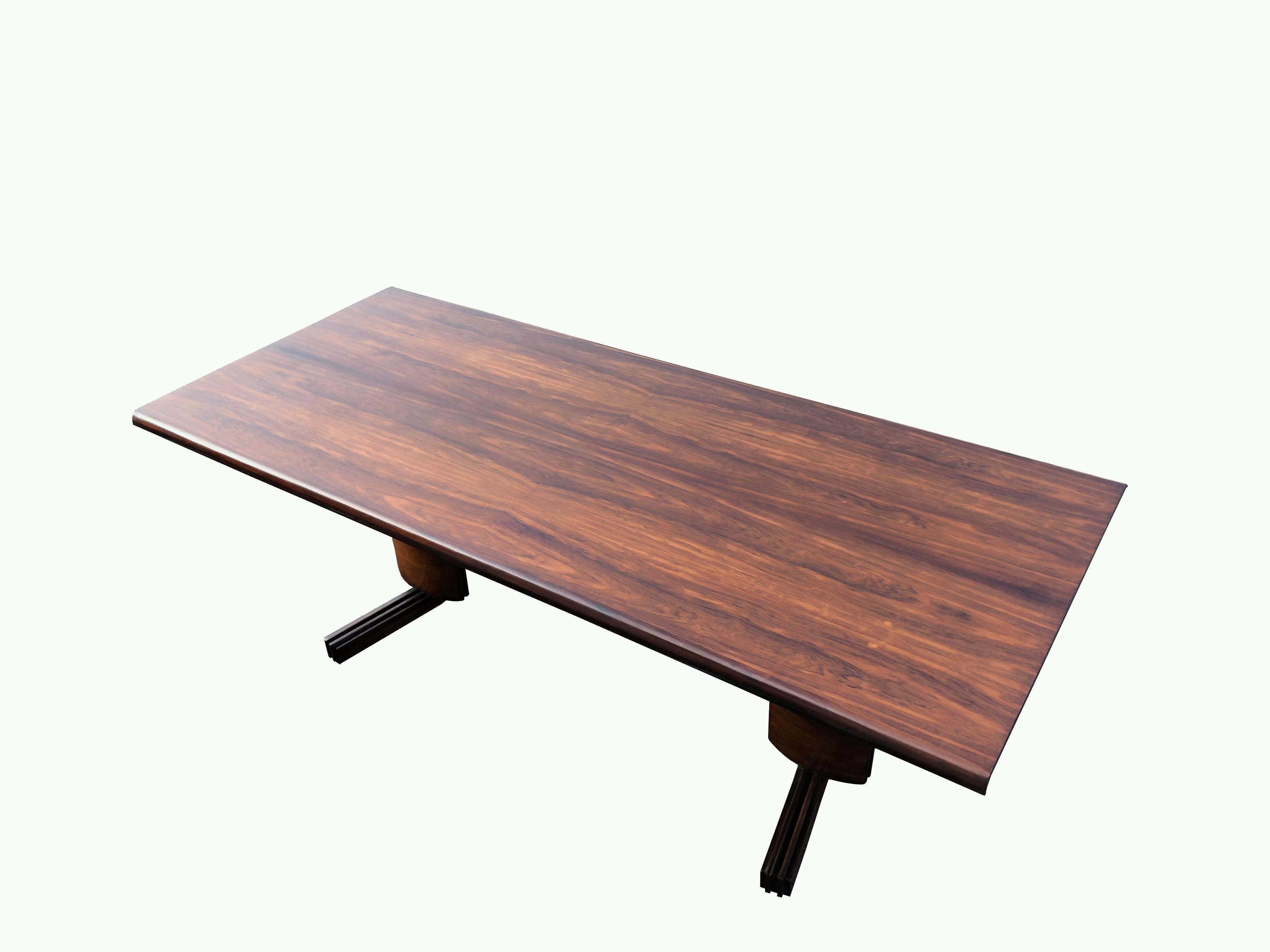 Magnifique table de salle à manger brésilienne de style moderne du milieu du siècle, avec une finition en bois à motifs étonnante, produite par Novo Rumo dans les années 1960. 
Le plateau de la table présente un motif de grain flammé et une couleur