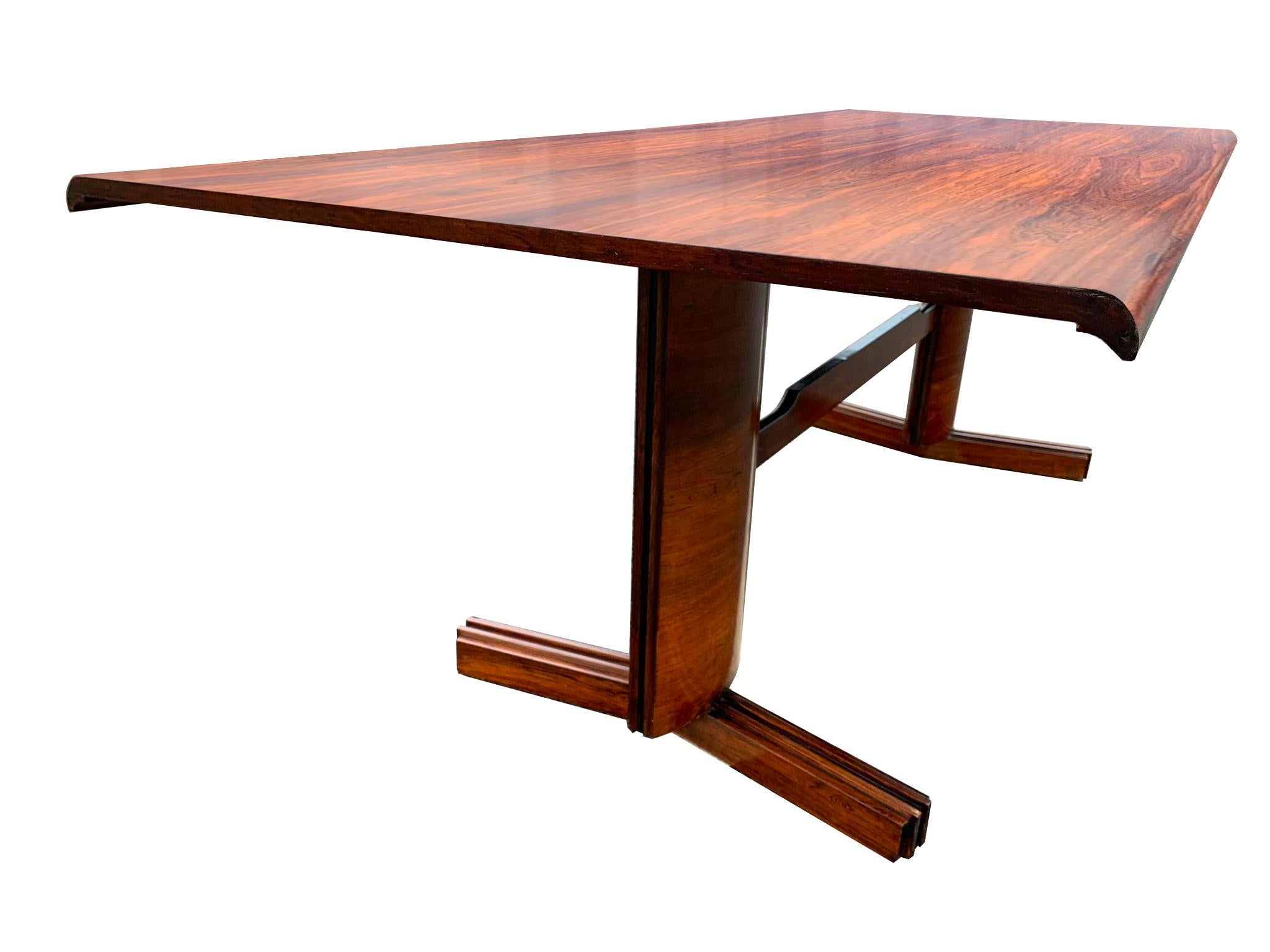 Bois de feuillus Table de salle à manger moderne du milieu du siècle par Novo Rumo, Brésil, années 1960 en vente