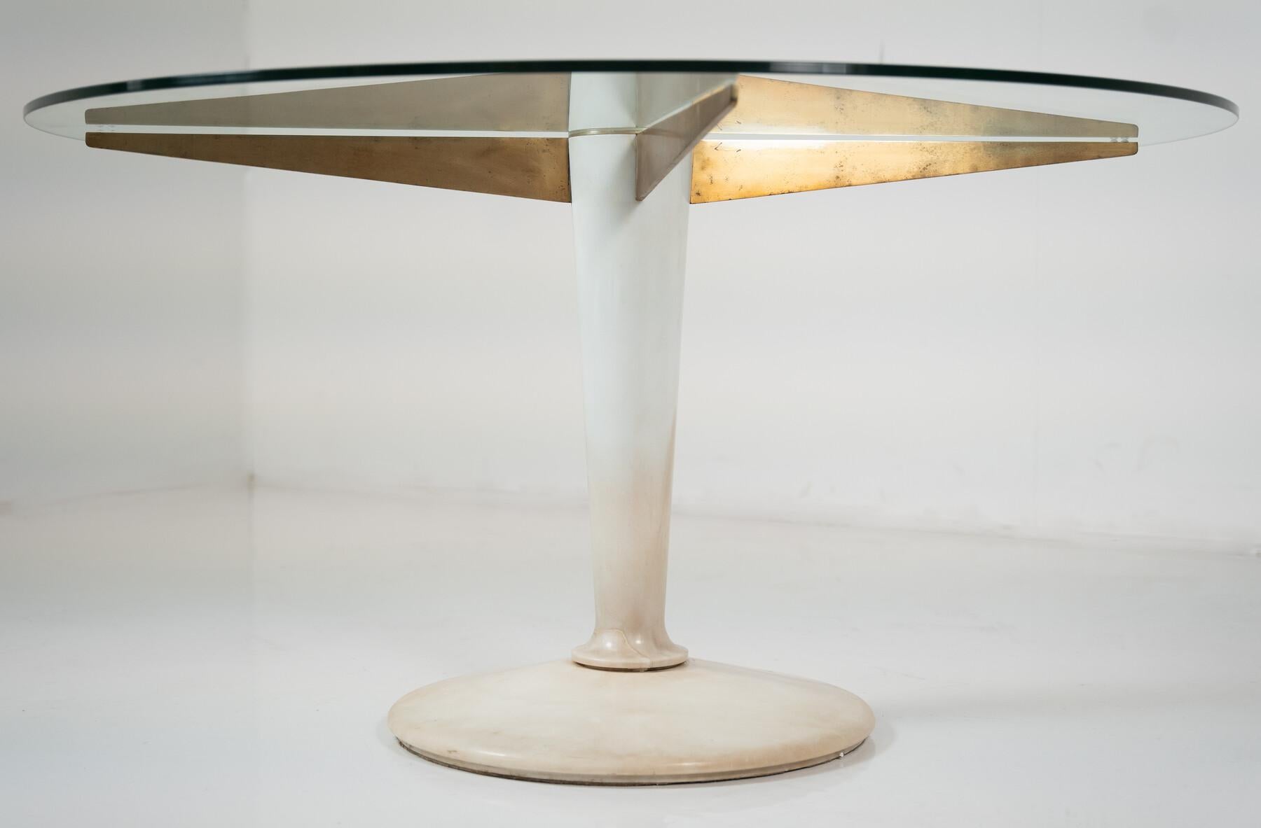 Bronze Table de salle à manger The Moderns, marbre de Carrare, bronze et verre, Italie, années 1950 en vente