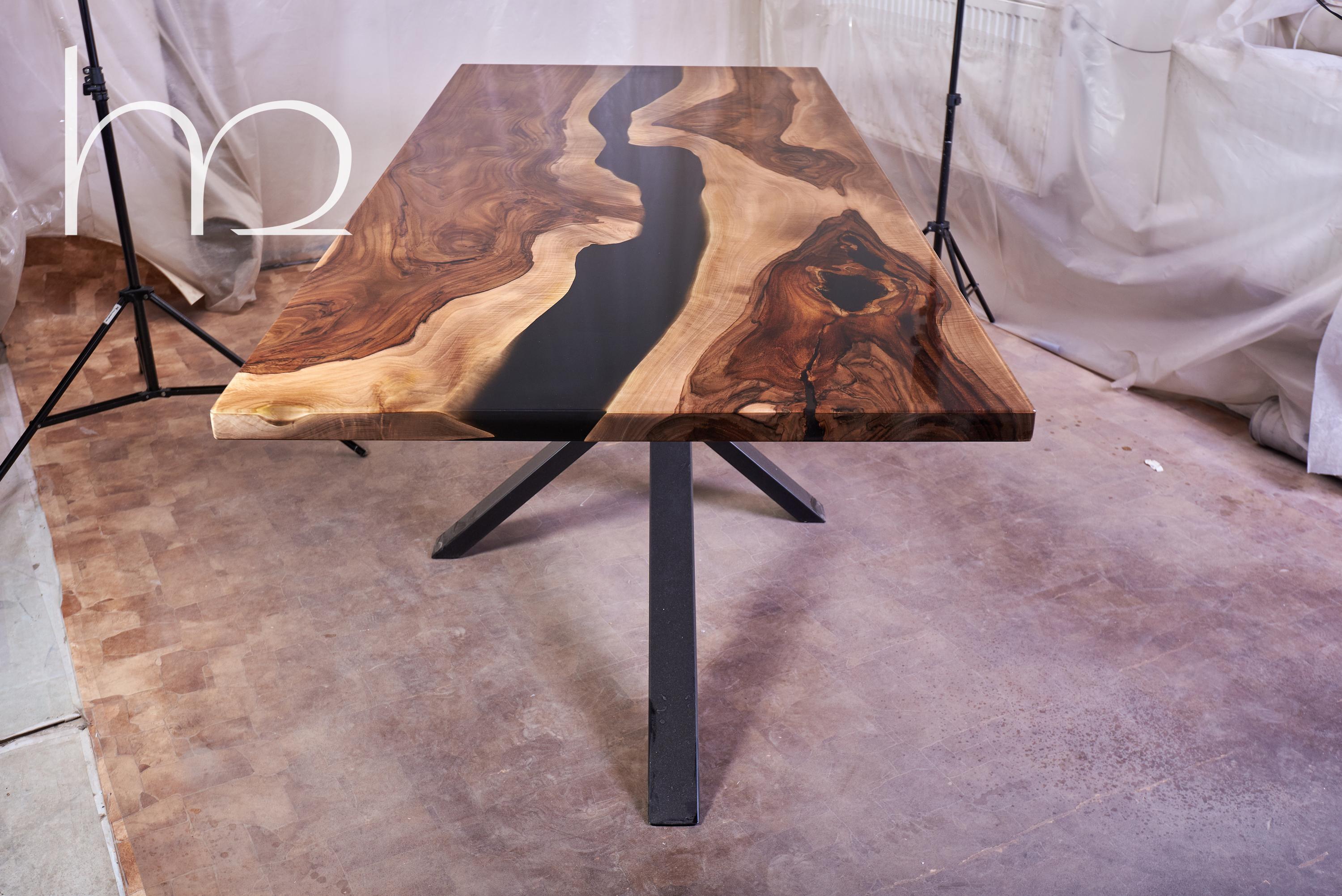 XXIe siècle et contemporain Table de salle à manger moderne du milieu du siècle Contemporary Epoxy Resin Luxury Walnut Tables  en vente