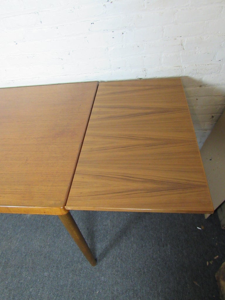 Mid-Century Modern Dining Table For Sale at 1stDibs