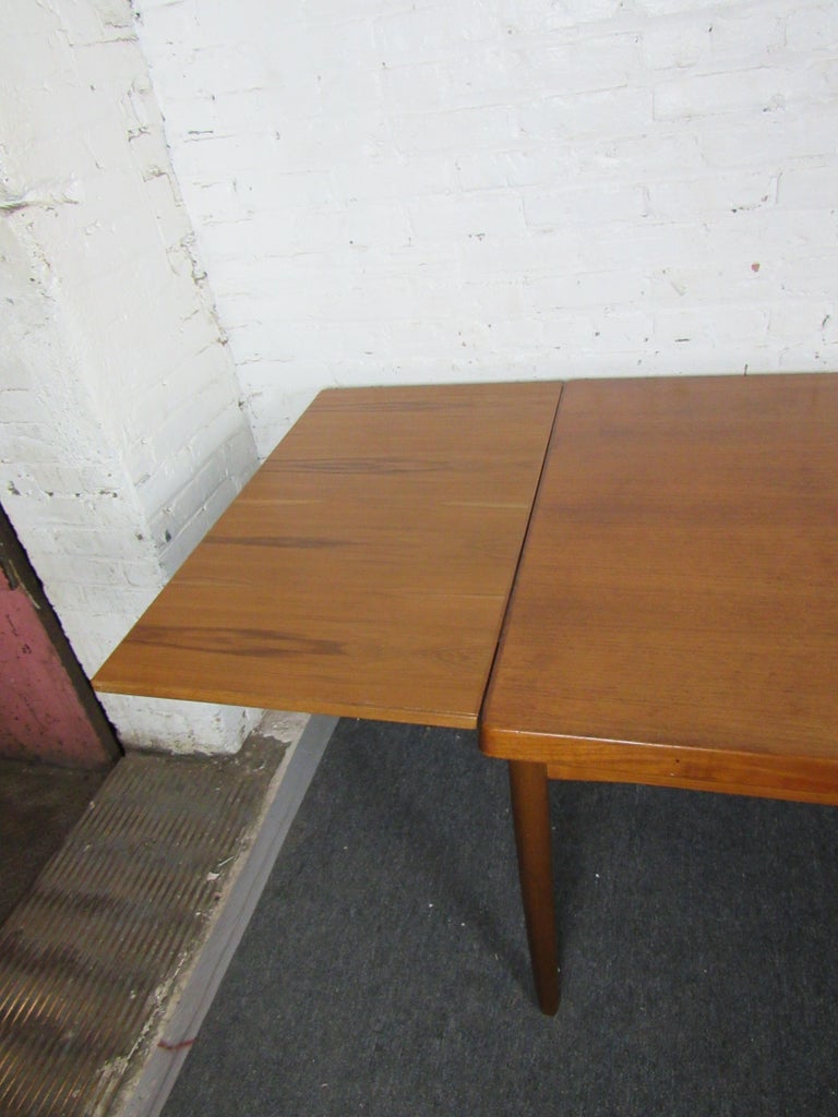 Mid-Century Modern Dining Table For Sale at 1stDibs