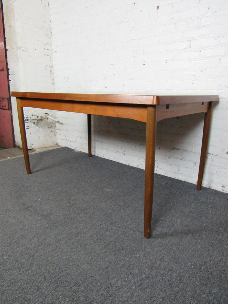 Mid-Century Modern Dining Table For Sale at 1stDibs