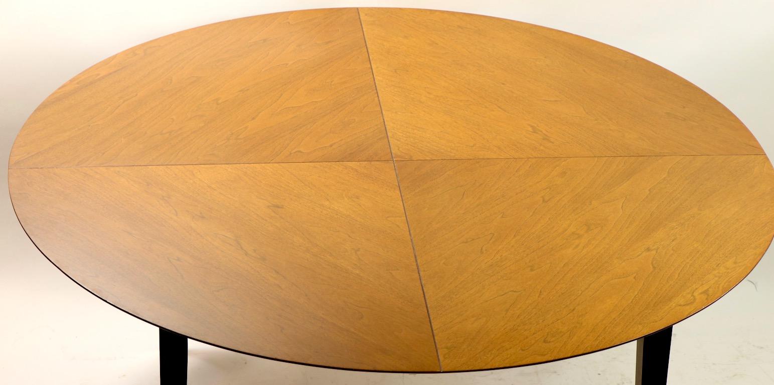 Mid-Century Modern Dining Table In Good Condition In New York, NY