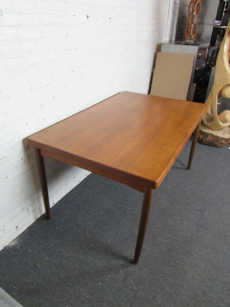 Mid-Century Modern Dining Table For Sale at 1stDibs
