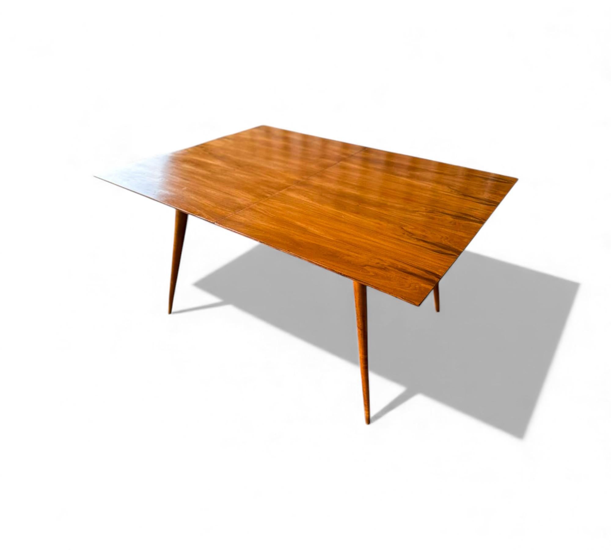 Mid-Century Modern Table de salle à manger moderne du milieu du siècle en Caviuna, Ernesto Hauner pour Mobilinea, années 1950 en vente