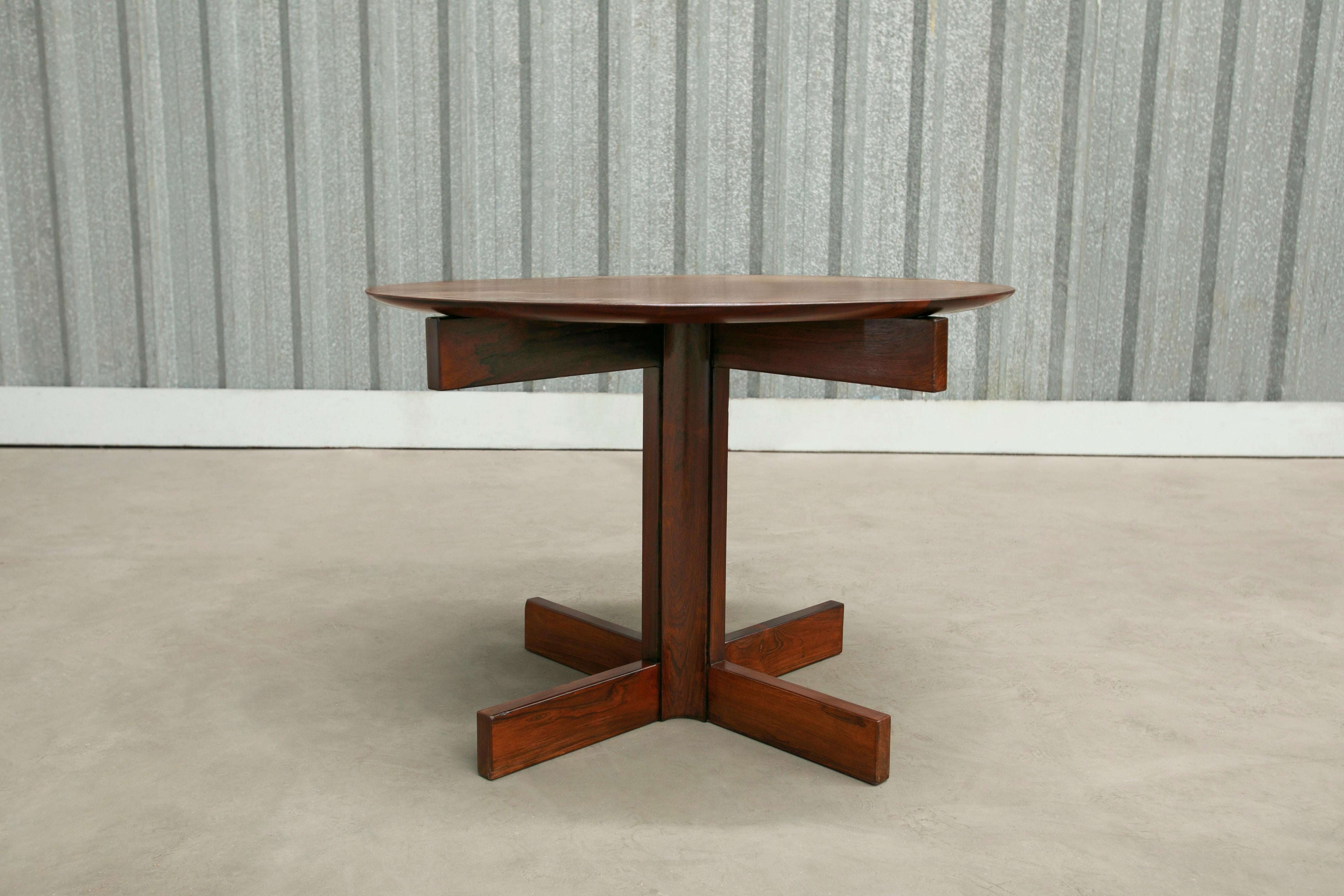 Disponible aujourd'hui, cette table de salle à manger brésilienne moderne du milieu du siècle entièrement réalisée en bois dur par Sergio Rodrigues, années 1960, est non seulement extrêmement rare mais spectaculaire !

Ce modèle, baptisé 