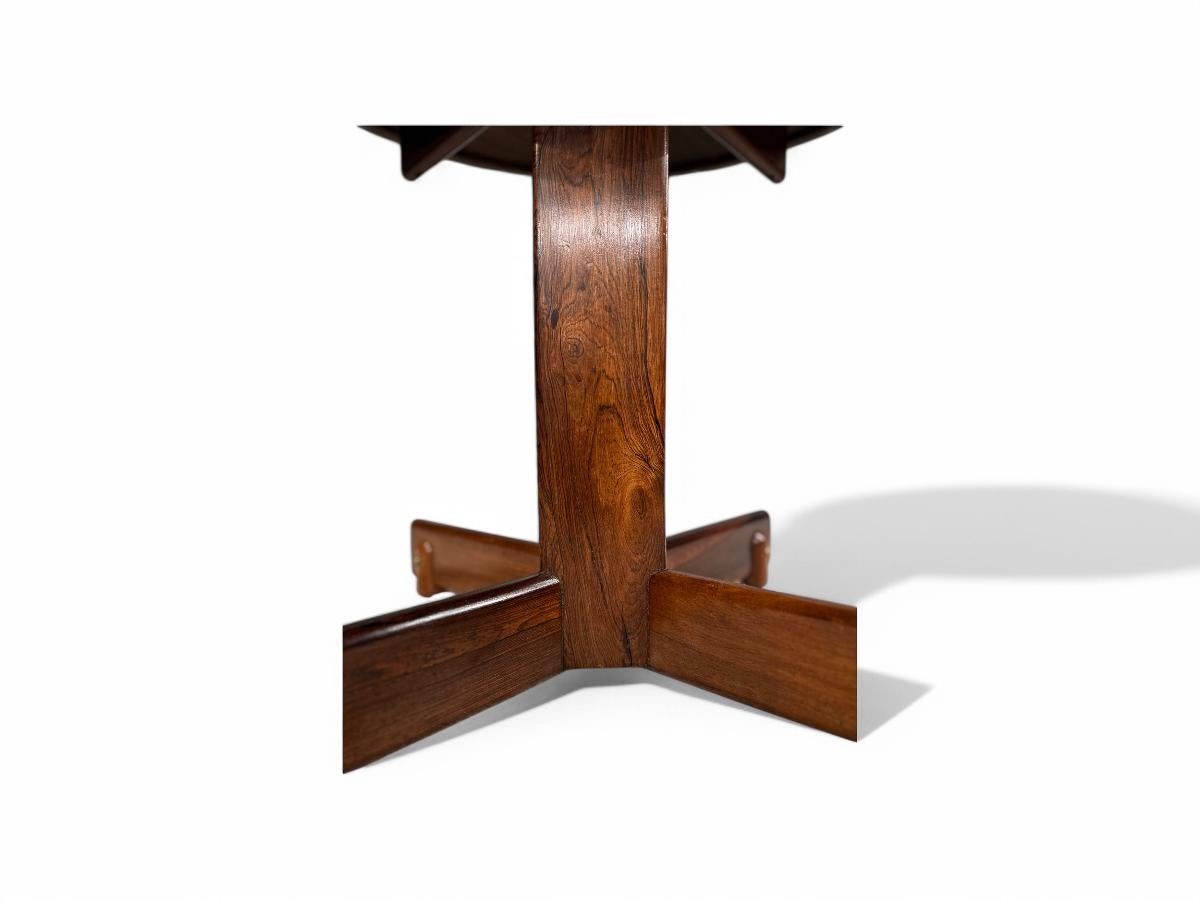 Dieser brasilianische Mid Century Modern Esstisch aus Hartholz von Sergio Rodrigues aus den 1960er Jahren ist nicht nur extrem selten, sondern auch spektakulär!

Der Name dieses Modells ist 