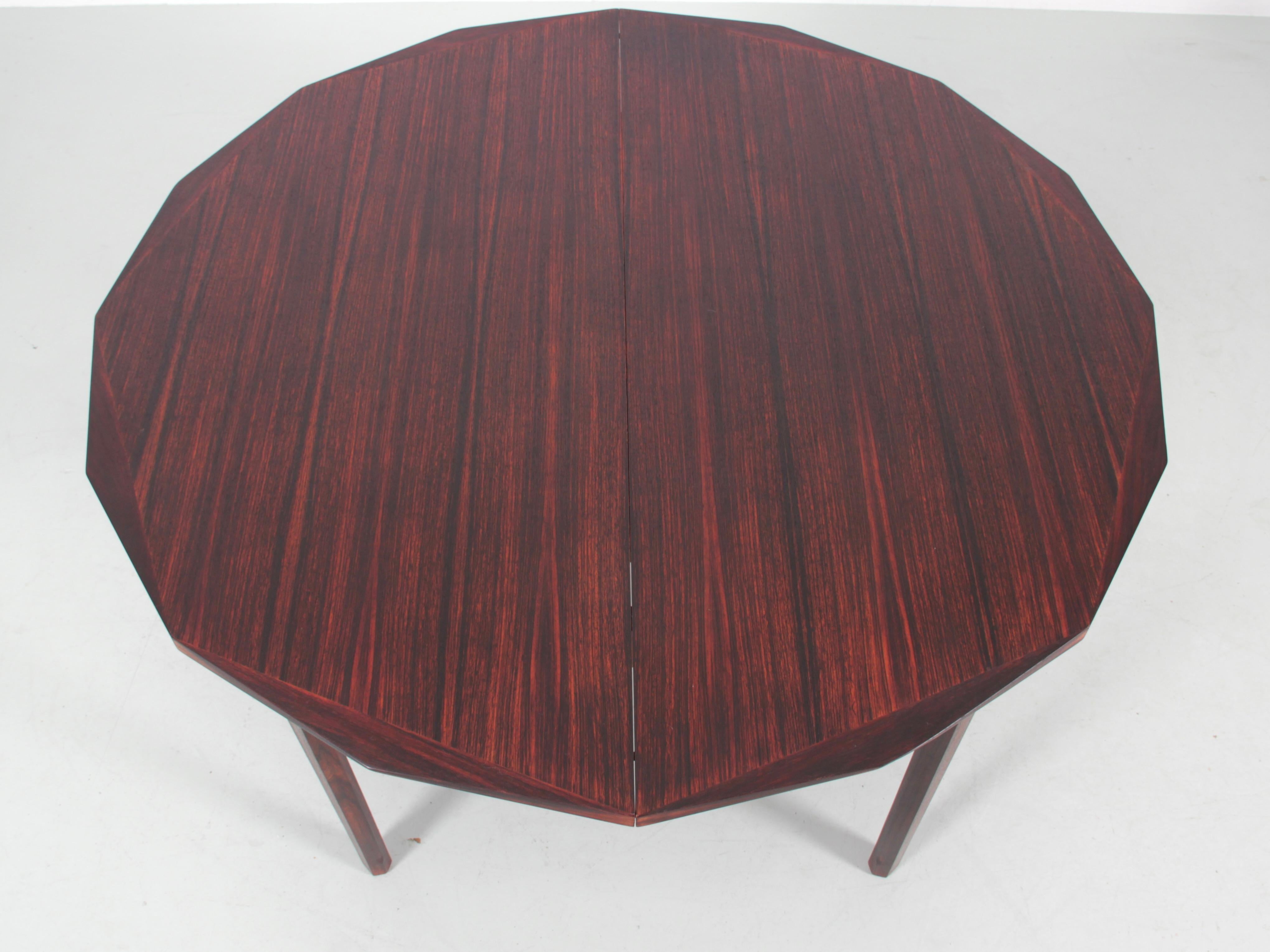 italien Table de salle à manger The Moderns en bois de rose. en vente